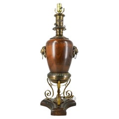 Lampe Kerosene ancienne en bois et laiton électrifiée de provenance remarquable
