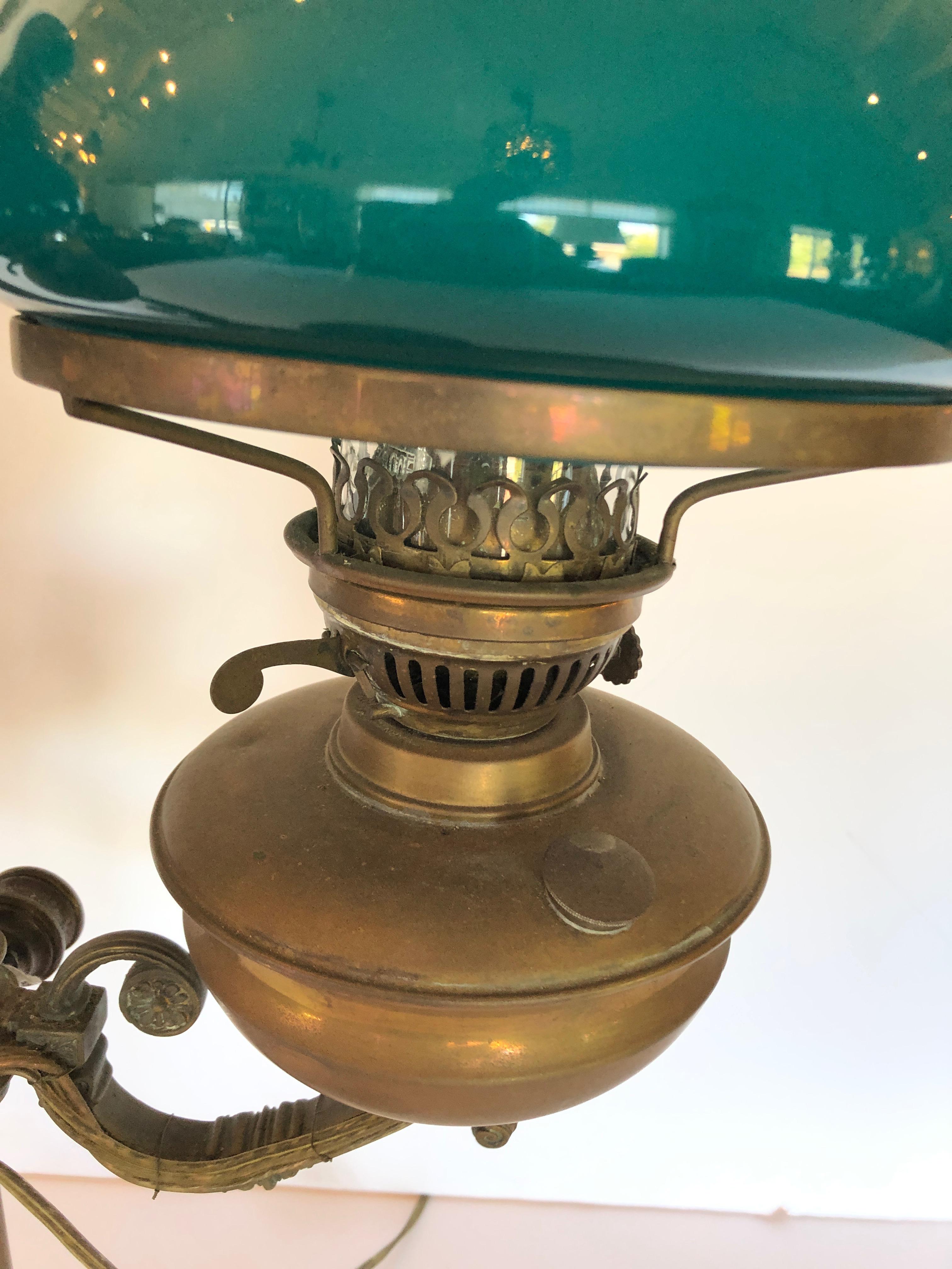 Bronze électrifié et abat-jour en verre vert à double enveloppe Lampe à huile originale en vente 5