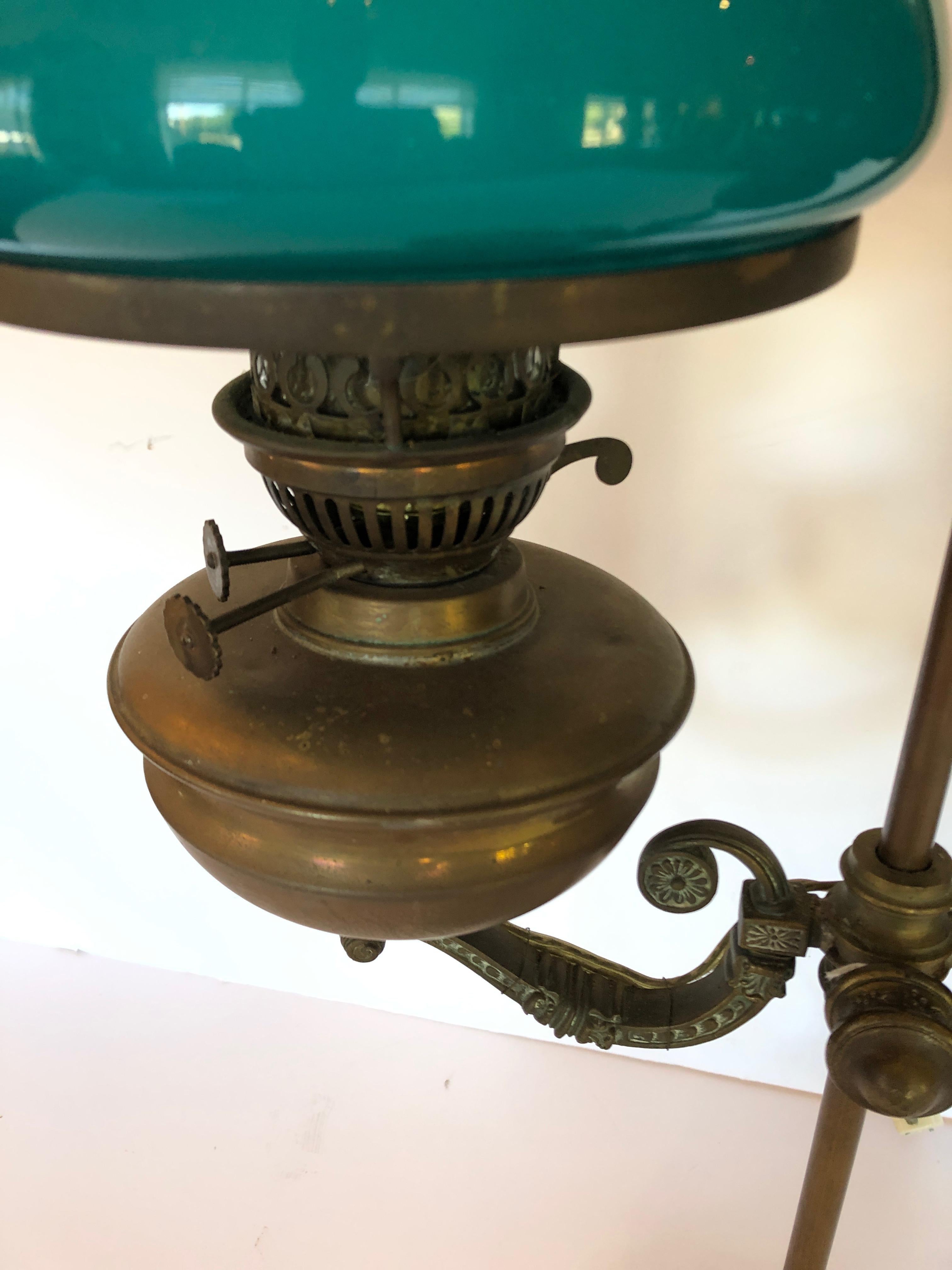Américain Bronze électrifié et abat-jour en verre vert à double enveloppe Lampe à huile originale en vente