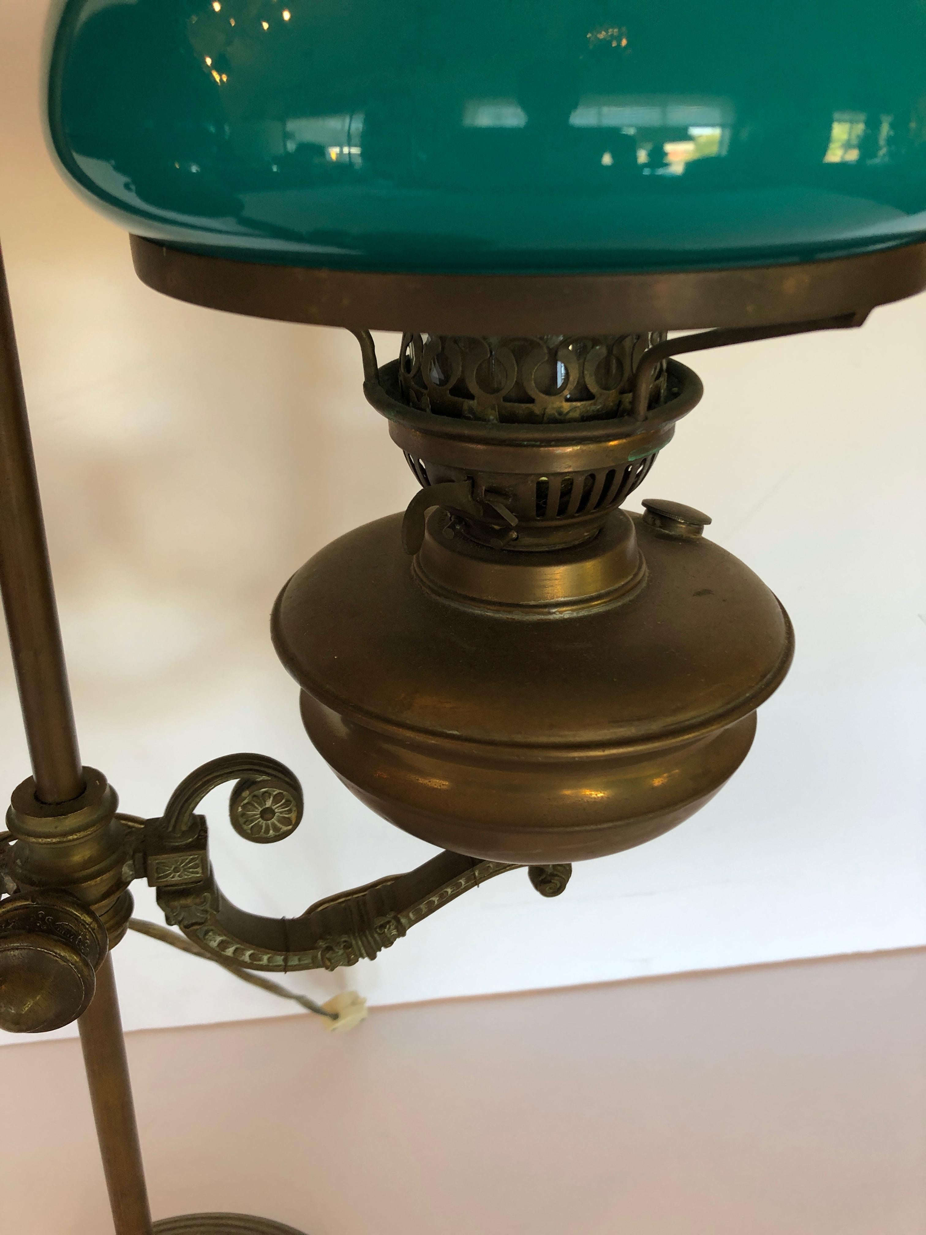 Début du 20ème siècle Bronze électrifié et abat-jour en verre vert à double enveloppe Lampe à huile originale en vente