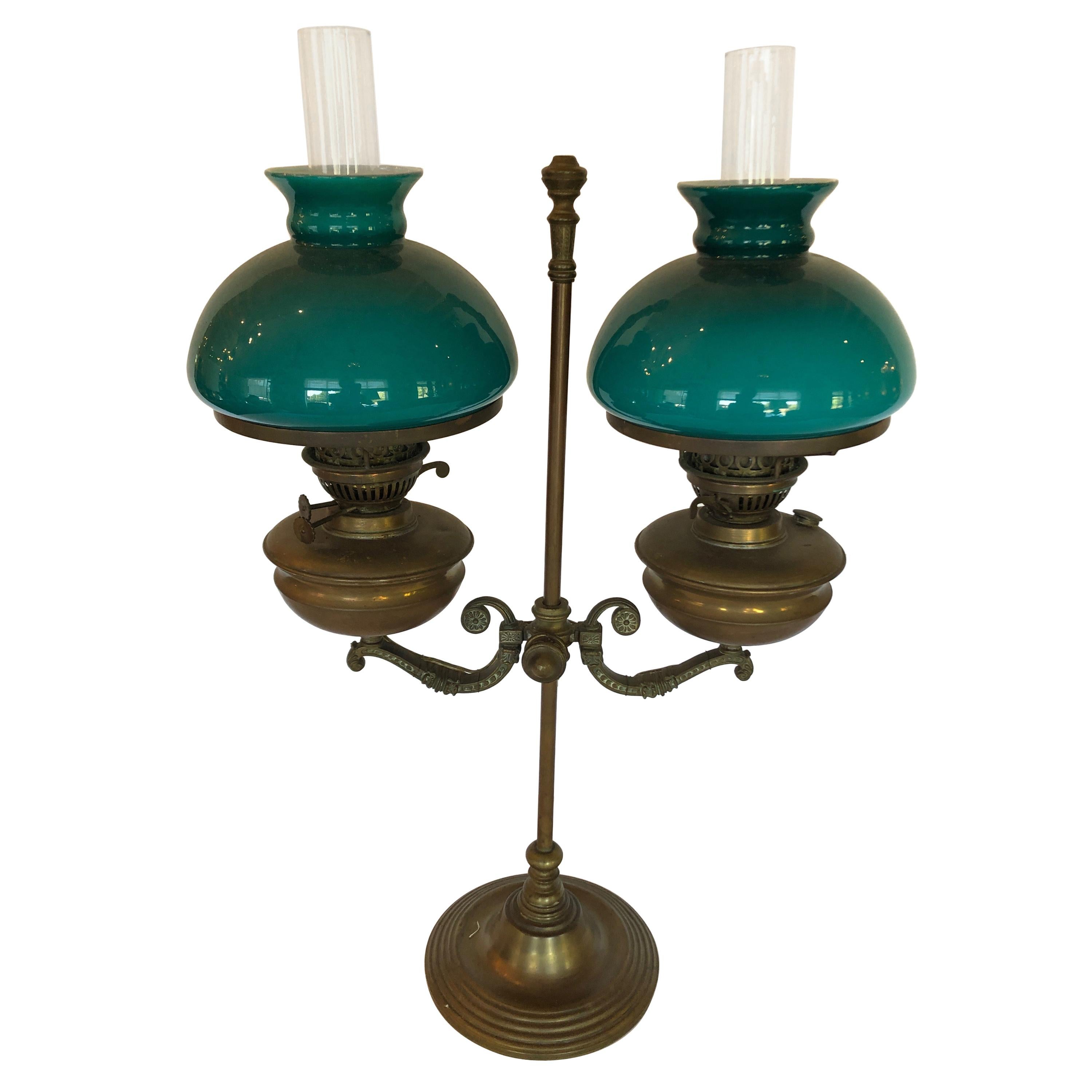 Bronze électrifié et abat-jour en verre vert à double enveloppe Lampe à huile originale en vente