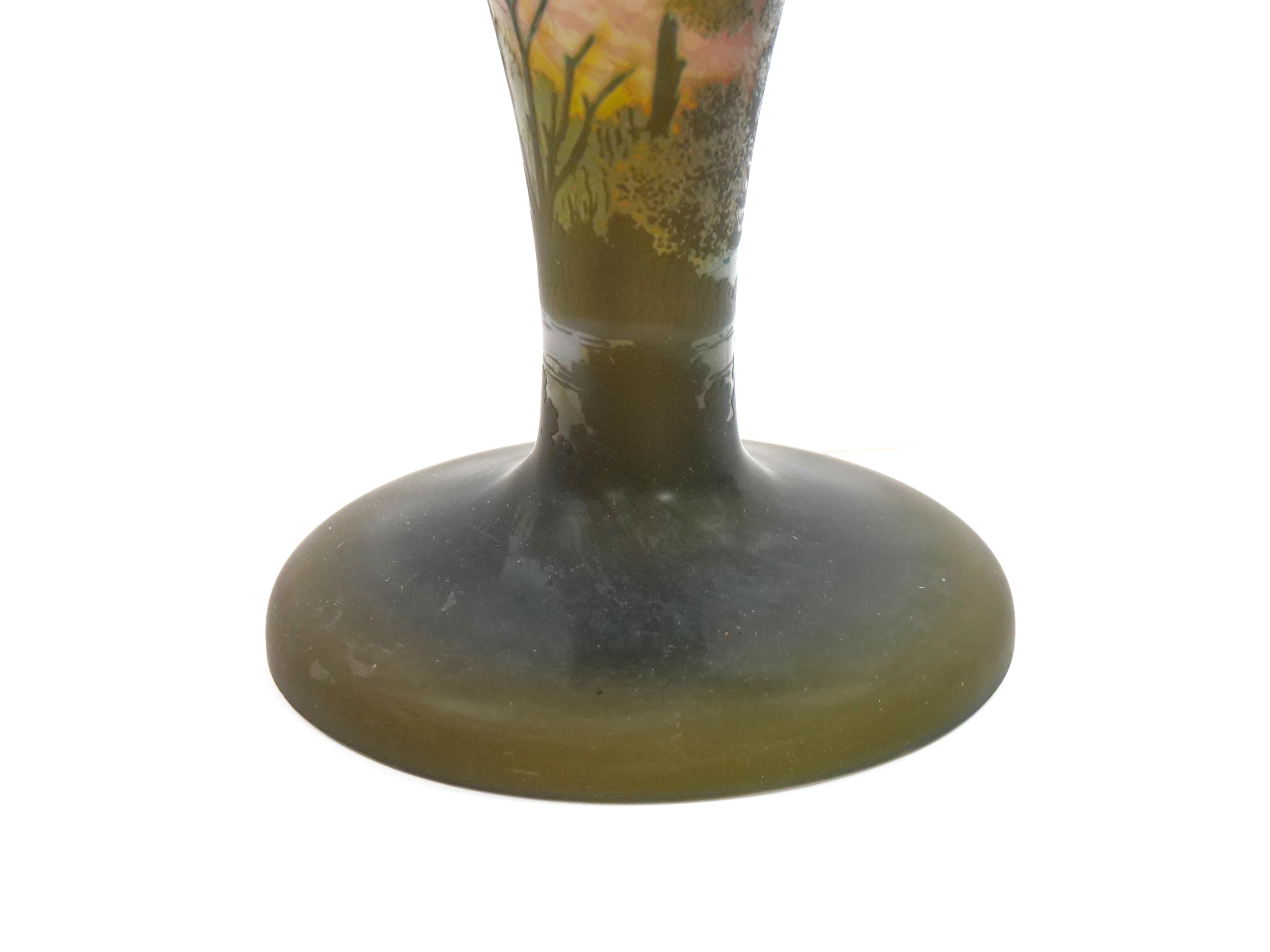 Laiton Lampe de table électrifiée Galle Art Glass Cameo Art Nouveau en vente