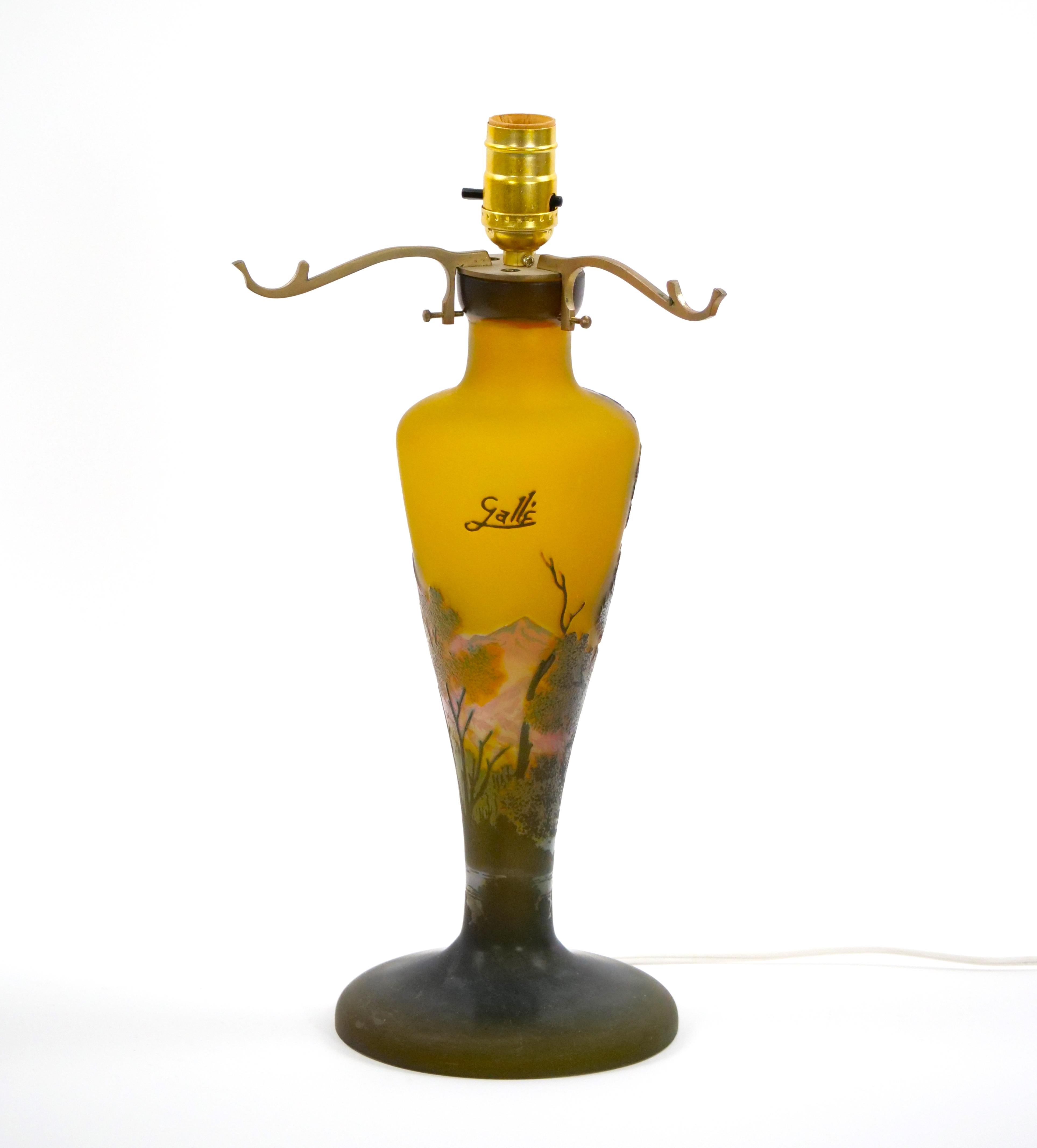 Lampe de table électrifiée Galle Art Glass Cameo Art Nouveau en vente 1