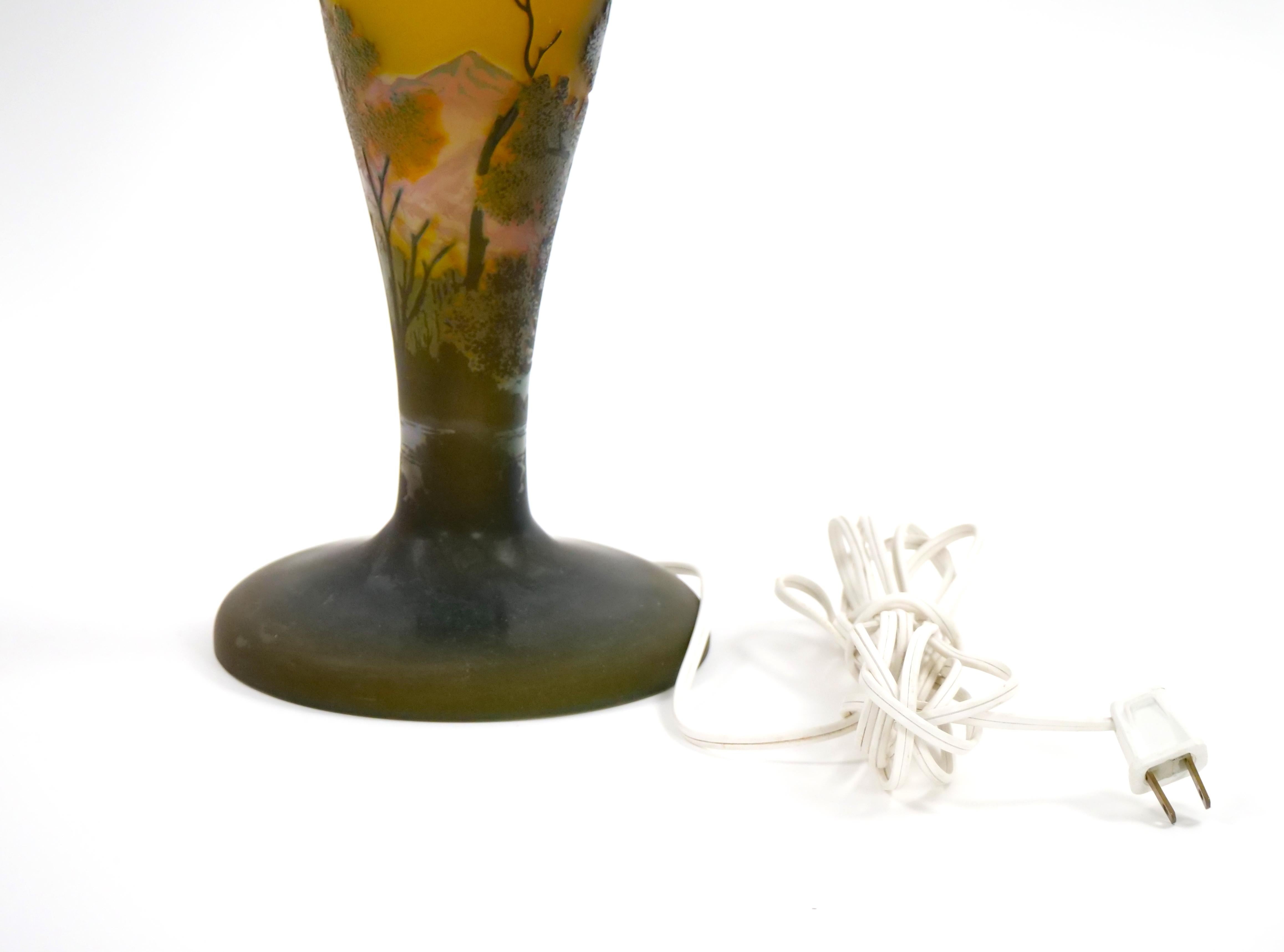 Lampe de table électrifiée Galle Art Glass Cameo Art Nouveau en vente 5