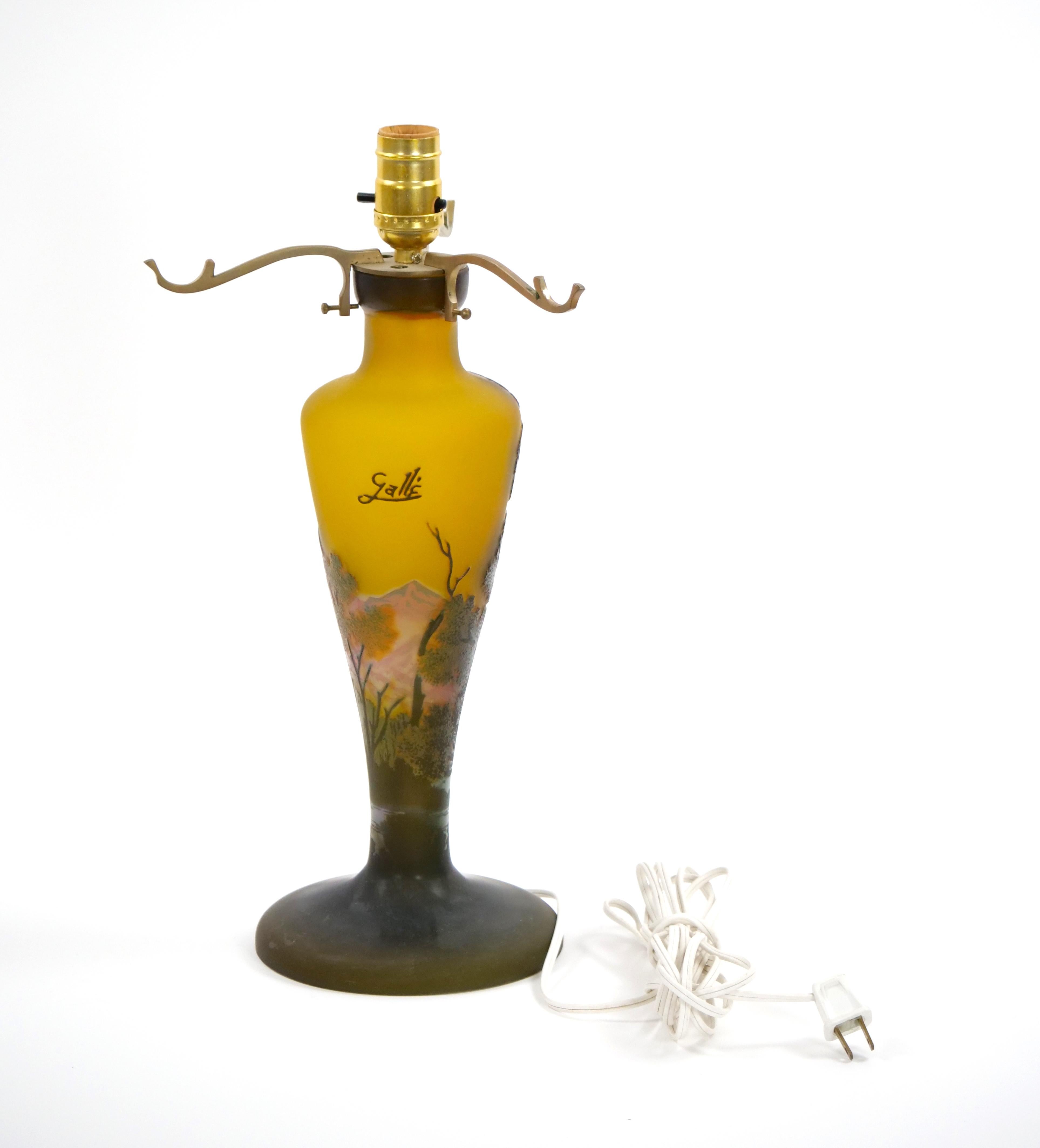 Gravé Lampe de table électrifiée Galle Art Glass Cameo Art Nouveau en vente