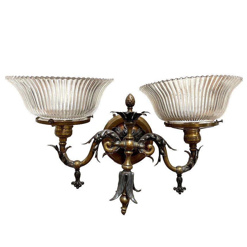 Americano Applique a gas elettrificate in ottone barocco tardo vittoriano con paralume, coppia in vendita