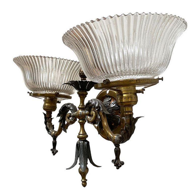Applique a gas elettrificate in ottone barocco tardo vittoriano con paralume, coppia In condizioni ottime in vendita a Van Nuys, CA