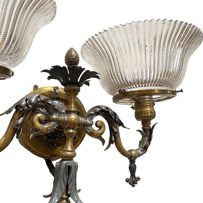 Inizio XX secolo Applique a gas elettrificate in ottone barocco tardo vittoriano con paralume, coppia in vendita