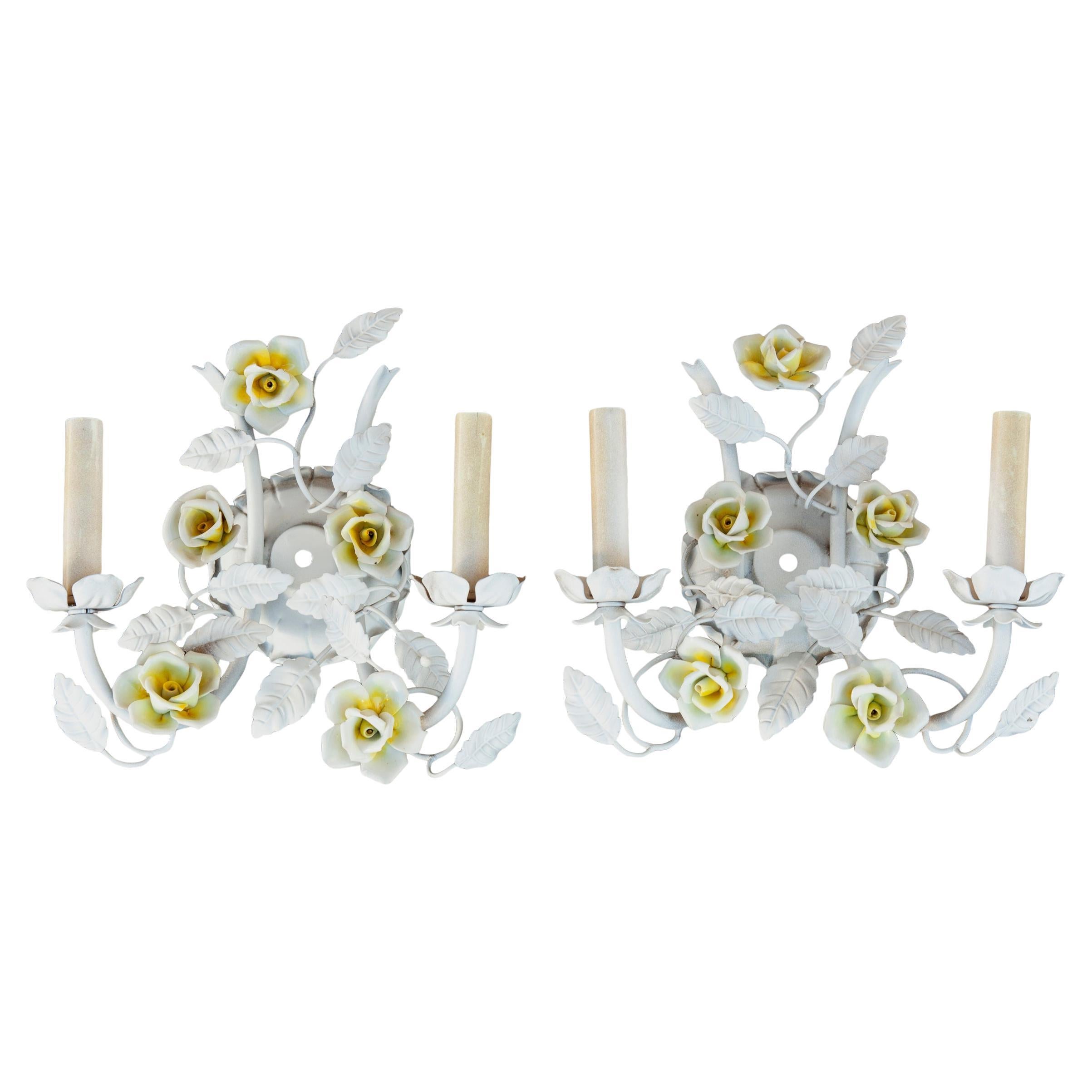 Lampade da parete elettrificate con fiori in ceramica e foglie in metallo; una coppia