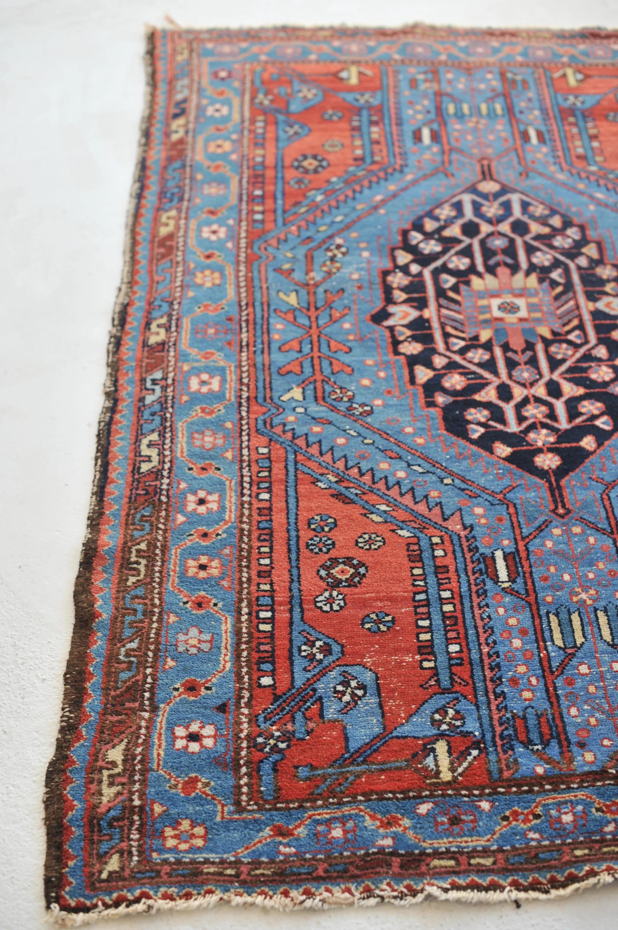 Electrifying Blue & Lovely Erdbeer Antiker Hamadan Stammeskunst-Teppich im Angebot 4