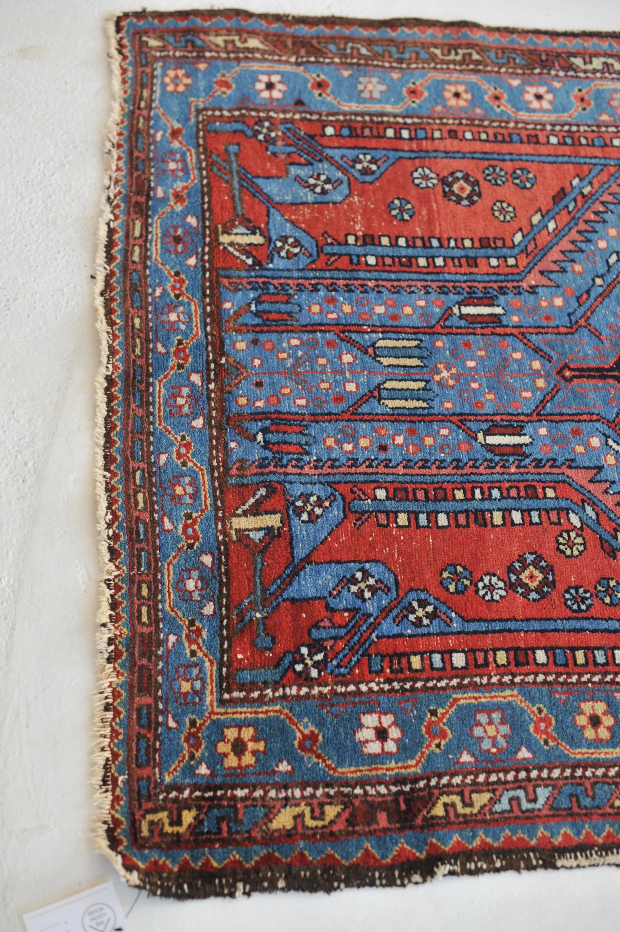 Electrifying Blue & Lovely Erdbeer Antiker Hamadan Stammeskunst-Teppich (Handgeknüpft) im Angebot