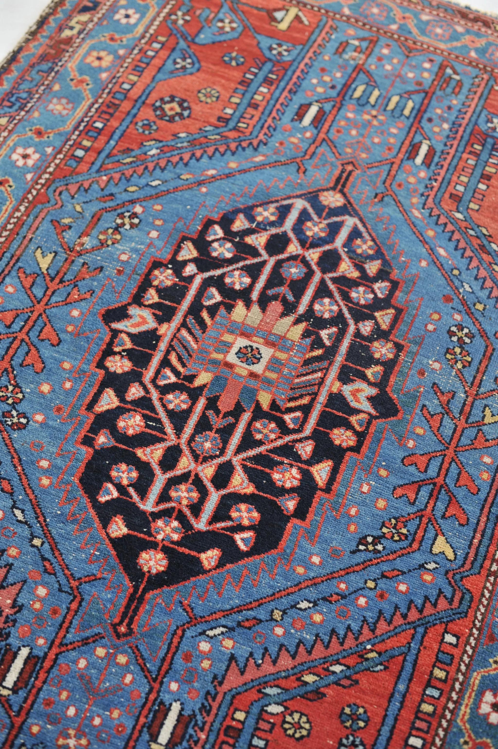 Electrifying Blue & Lovely Erdbeer Antiker Hamadan Stammeskunst-Teppich im Zustand „Gut“ im Angebot in Milwaukee, WI