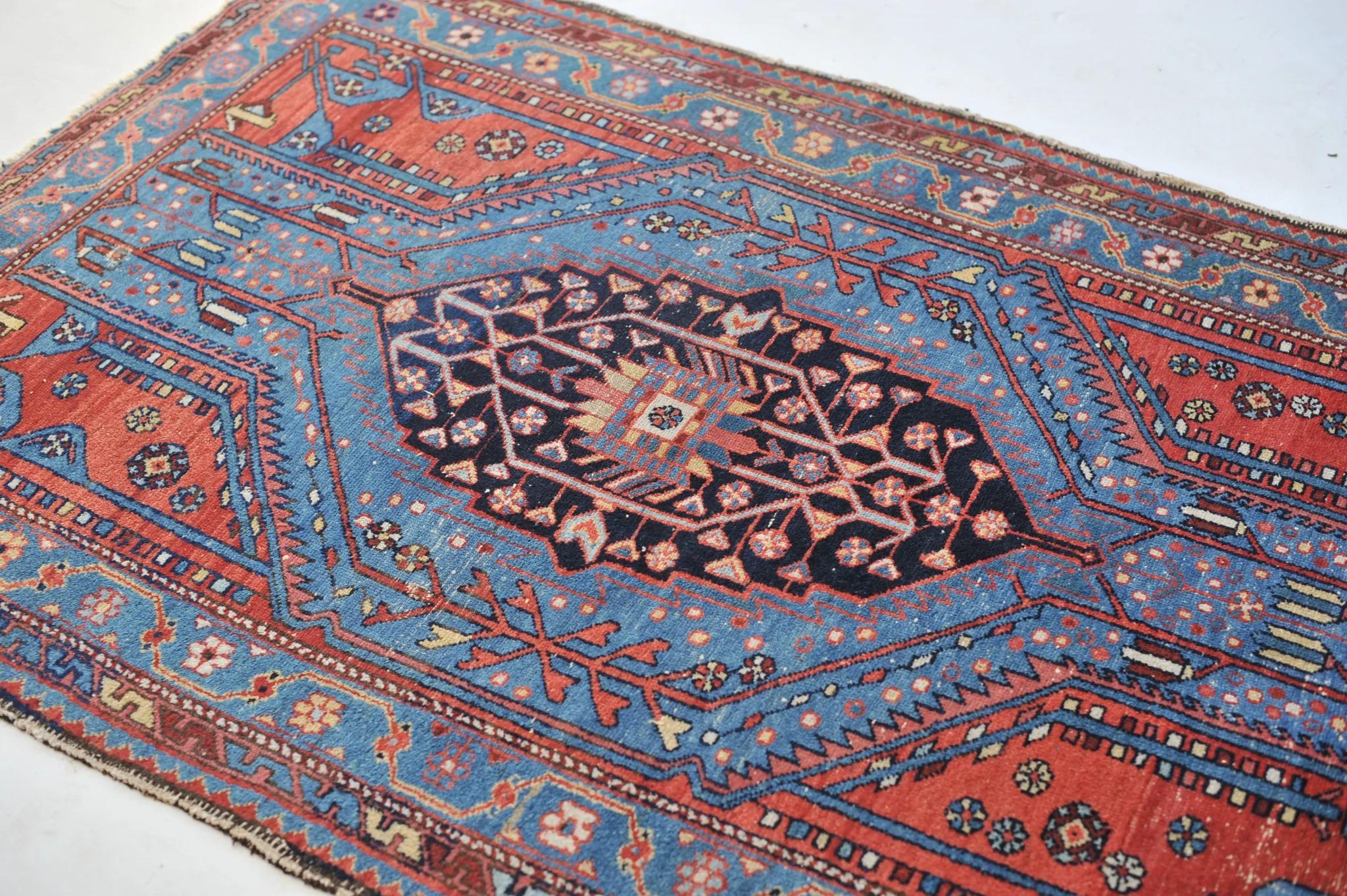 Electrifying Blue & Lovely Erdbeer Antiker Hamadan Stammeskunst-Teppich (Mitte des 20. Jahrhunderts) im Angebot