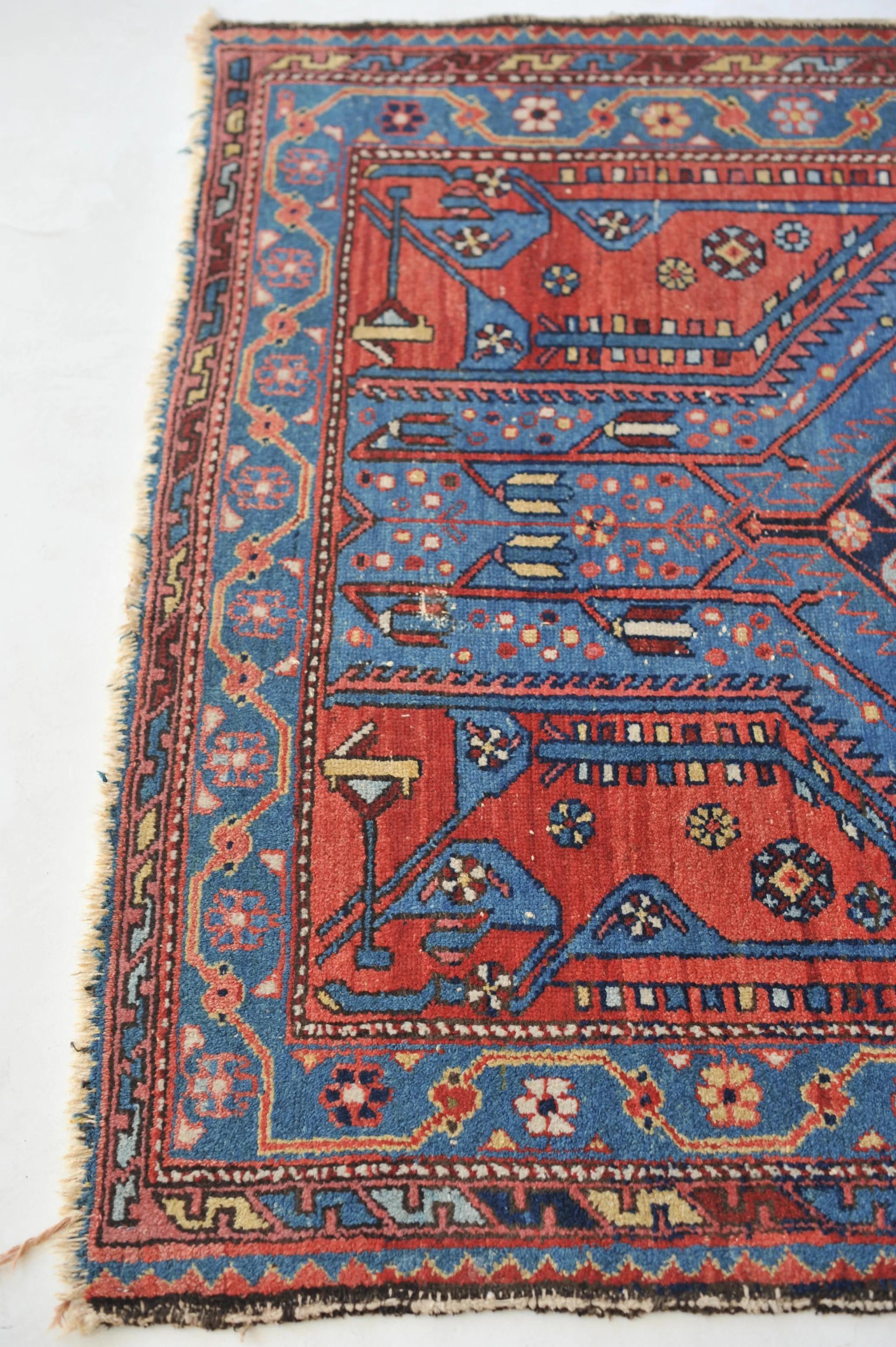 Electrifying Blue & Lovely Erdbeer Antiker Hamadan Stammeskunst-Teppich (Wolle) im Angebot