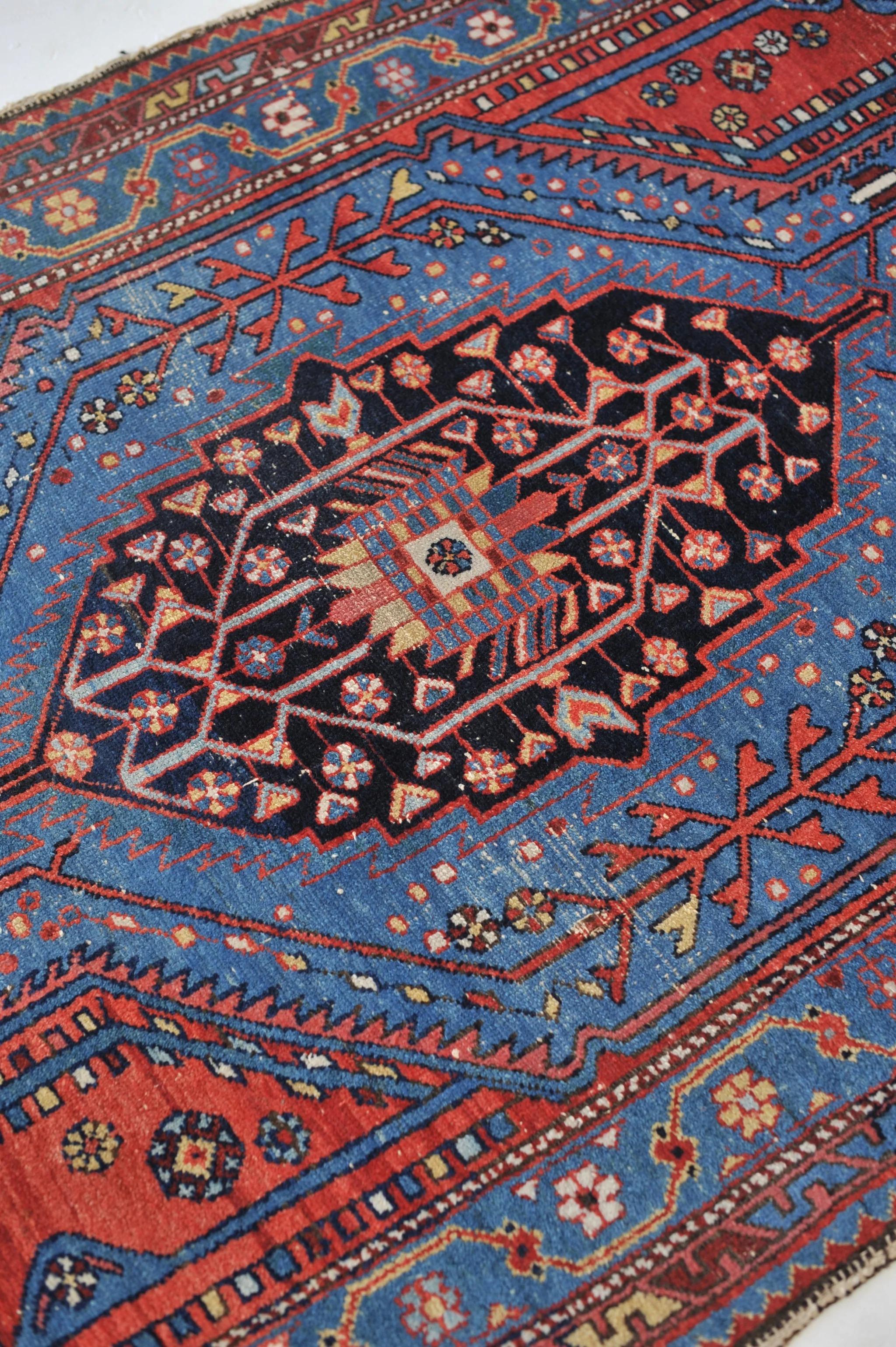 Electrifying Blue & Lovely Erdbeer Antiker Hamadan Stammeskunst-Teppich im Angebot 1