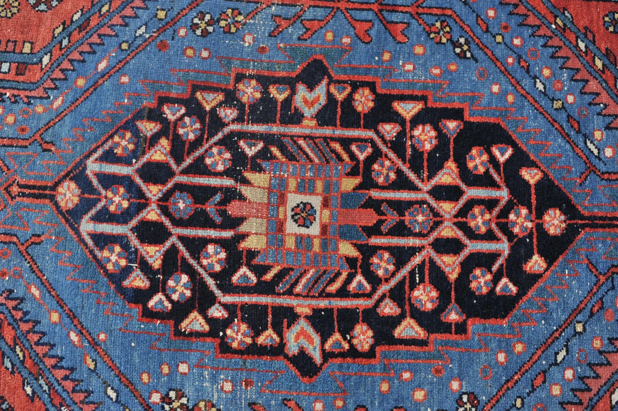 Electrifying Blue & Lovely Erdbeer Antiker Hamadan Stammeskunst-Teppich im Angebot 2