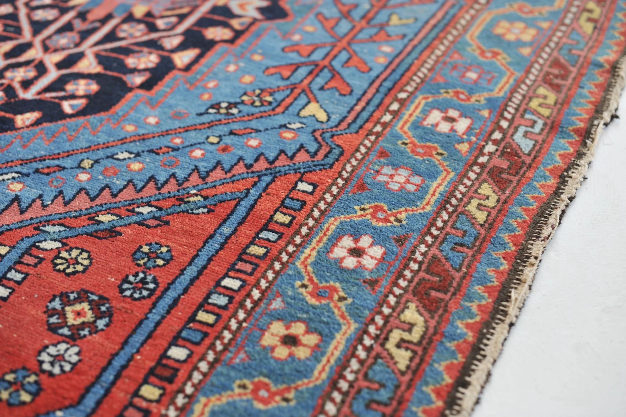 Electrifying Blue & Lovely Erdbeer Antiker Hamadan Stammeskunst-Teppich im Angebot 3
