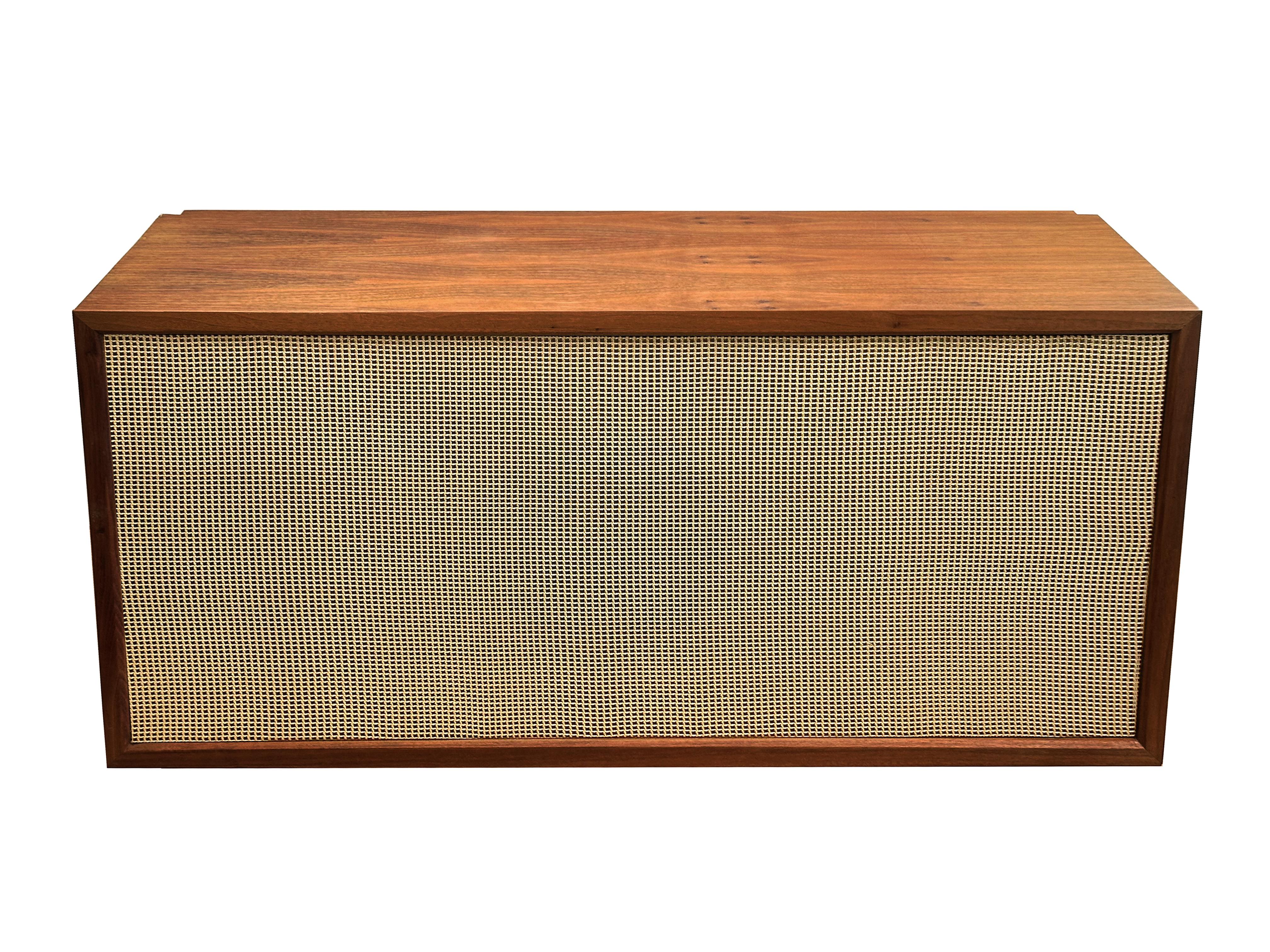 Une paire d'enceintes Electro Voice EV SP8B des années 1970 dans des coffrets en noyer fabriqués sur mesure pour le système Royal de Poul Cadovius. 

Les armoires sont crantées pour s'adapter parfaitement aux rails verticaux du système Royal.

Ces