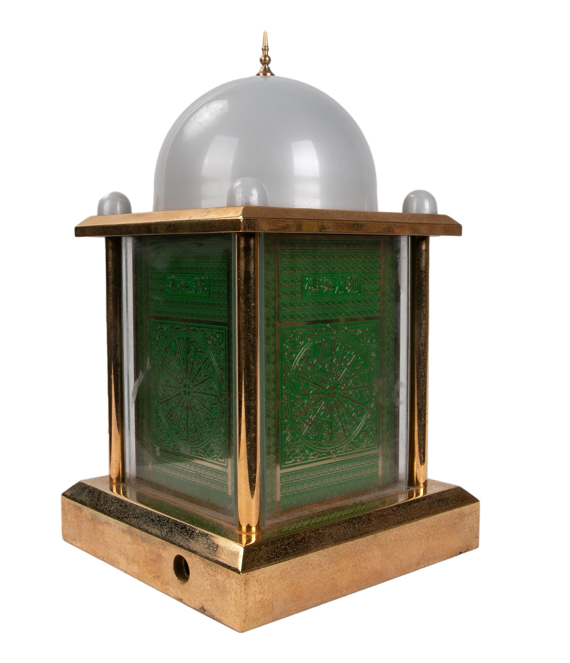 Elektronisches Gebetsgerät in Form eines metallenen Mekkas mit Tasten.