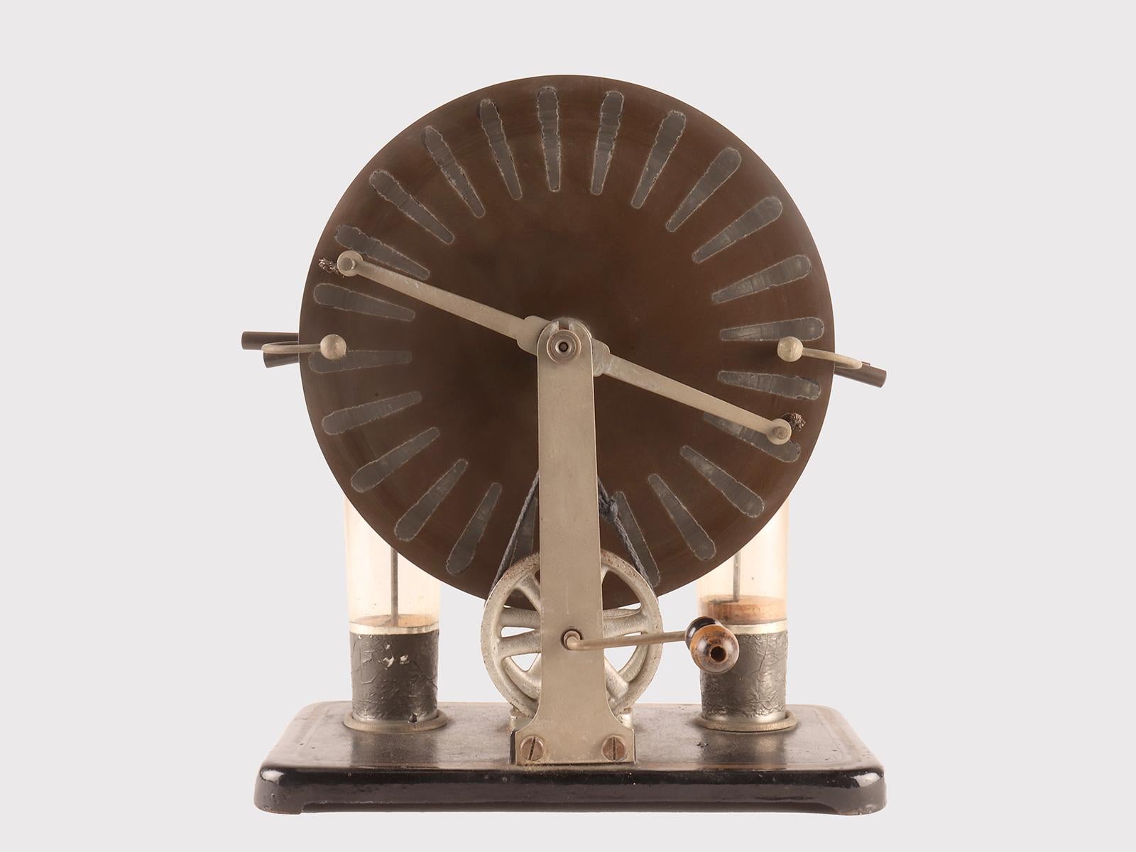 Machine électrostatique de Wimshurst, ingénieur et armateur britannique, conçue dans les années 1880, réalisée par Rinaldo Damiani, constructeur actif à Venise entre la fin du XIXe siècle et le début du XXe siècle. Ce générateur était l'un des plus