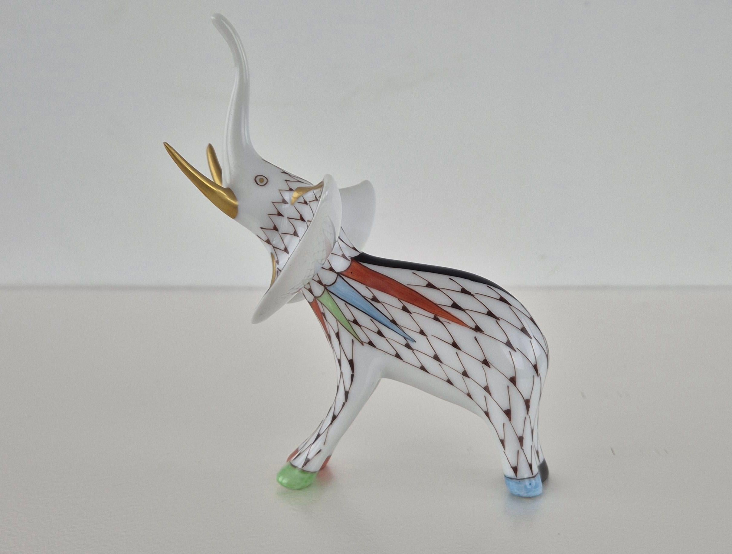 Gorgeous and rare hand-painted Porcelain figure from the 1960s by Hollohaza.
Wonderful combination of the colors and details of the elephant.
Branded under the front legs ( see last photo ).
Collectible Piece.

In EXCELLENT condition with no damage