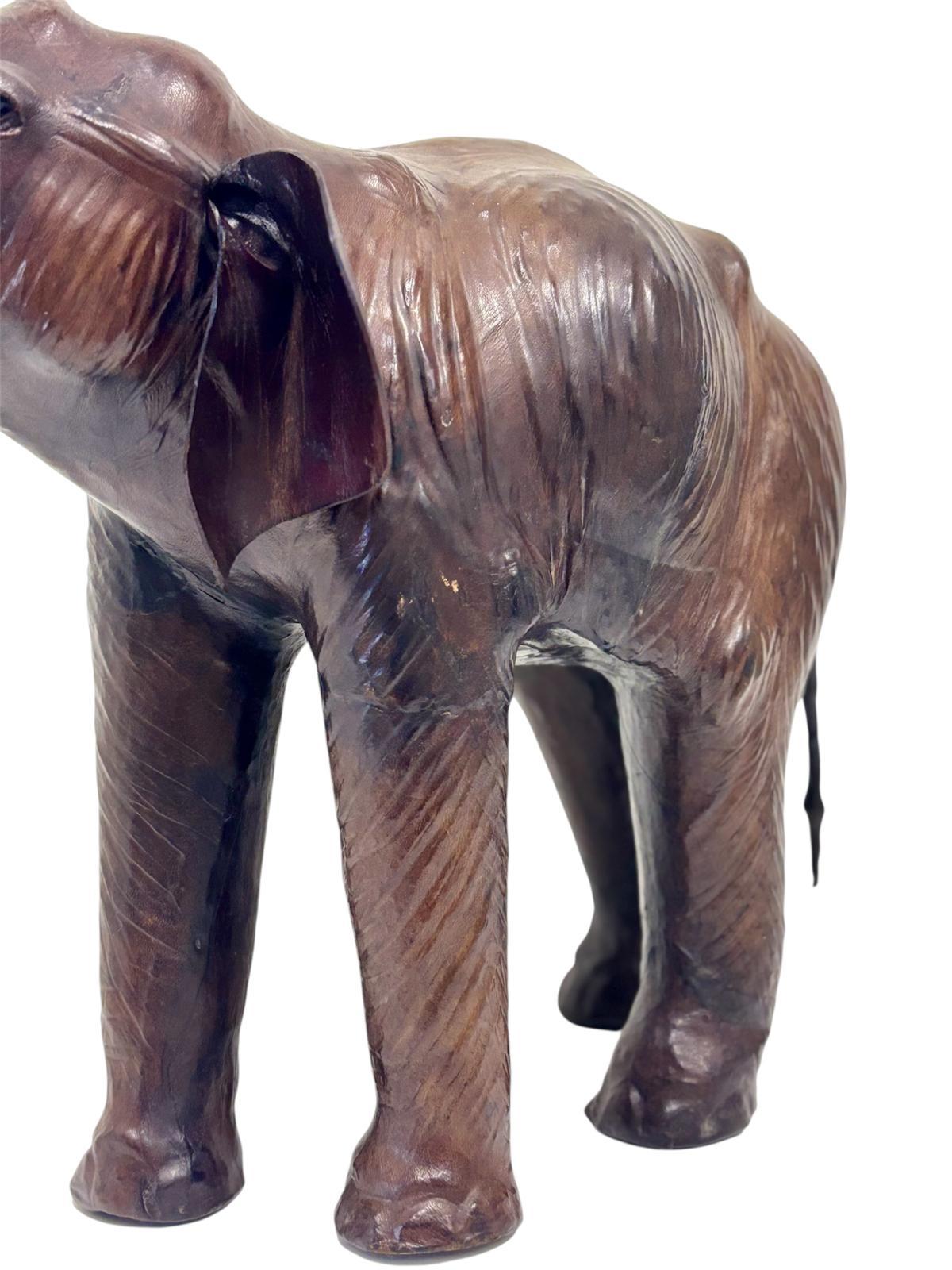 Elefante de cuero Circa 1.950, inspirado en los animales de cuero de los grandes almacenes ingleses Liberty basados en las colonias y expediciones inglesas, realizado en madera hueca y cuero.