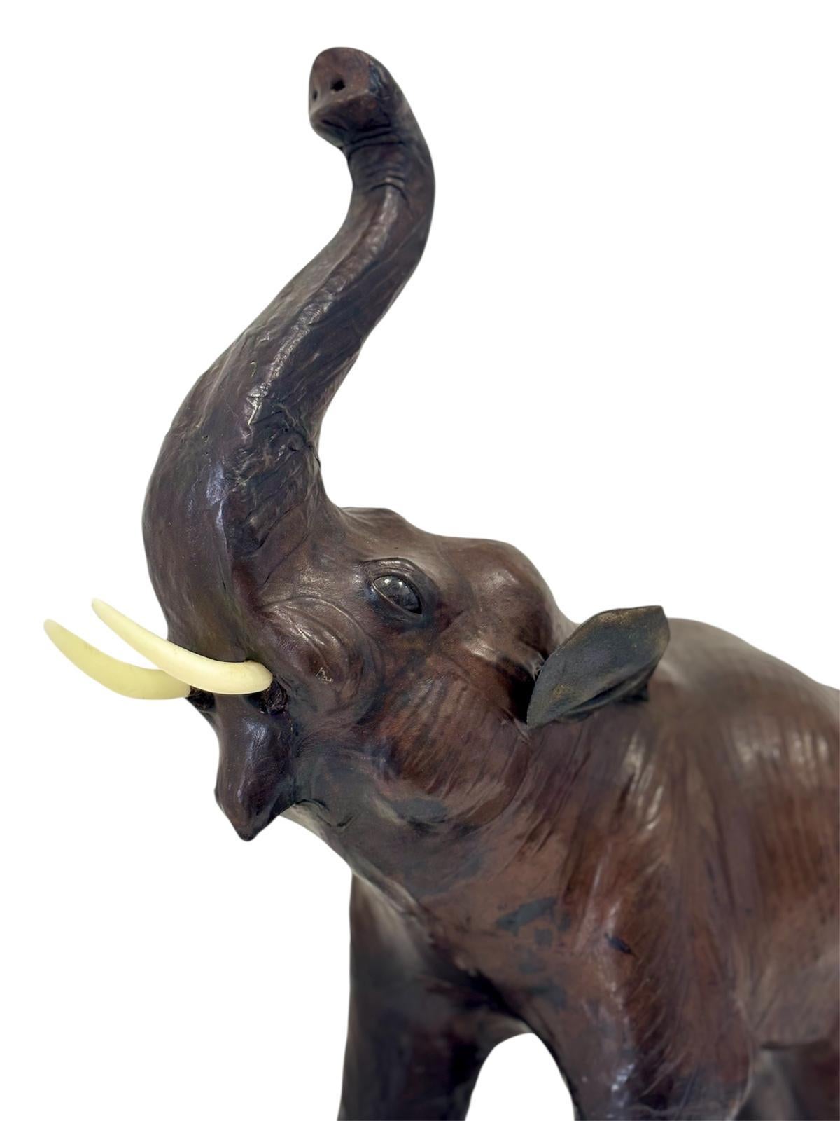 Elefante de cuero Circa 1.950.
Elefante de cuero Circa 1.950, realizado en madera hueca rellena de paja, cuero marrón y cuernos de silicona.
Originarios de los almacenes Liberty de Londres en los años 40.
Medidas:
Alto (trompa) 53cm
Alto (lomo)