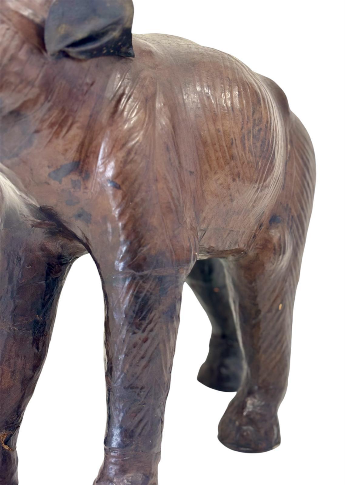 Mid-20th Century Elefante de cuero For Sale
