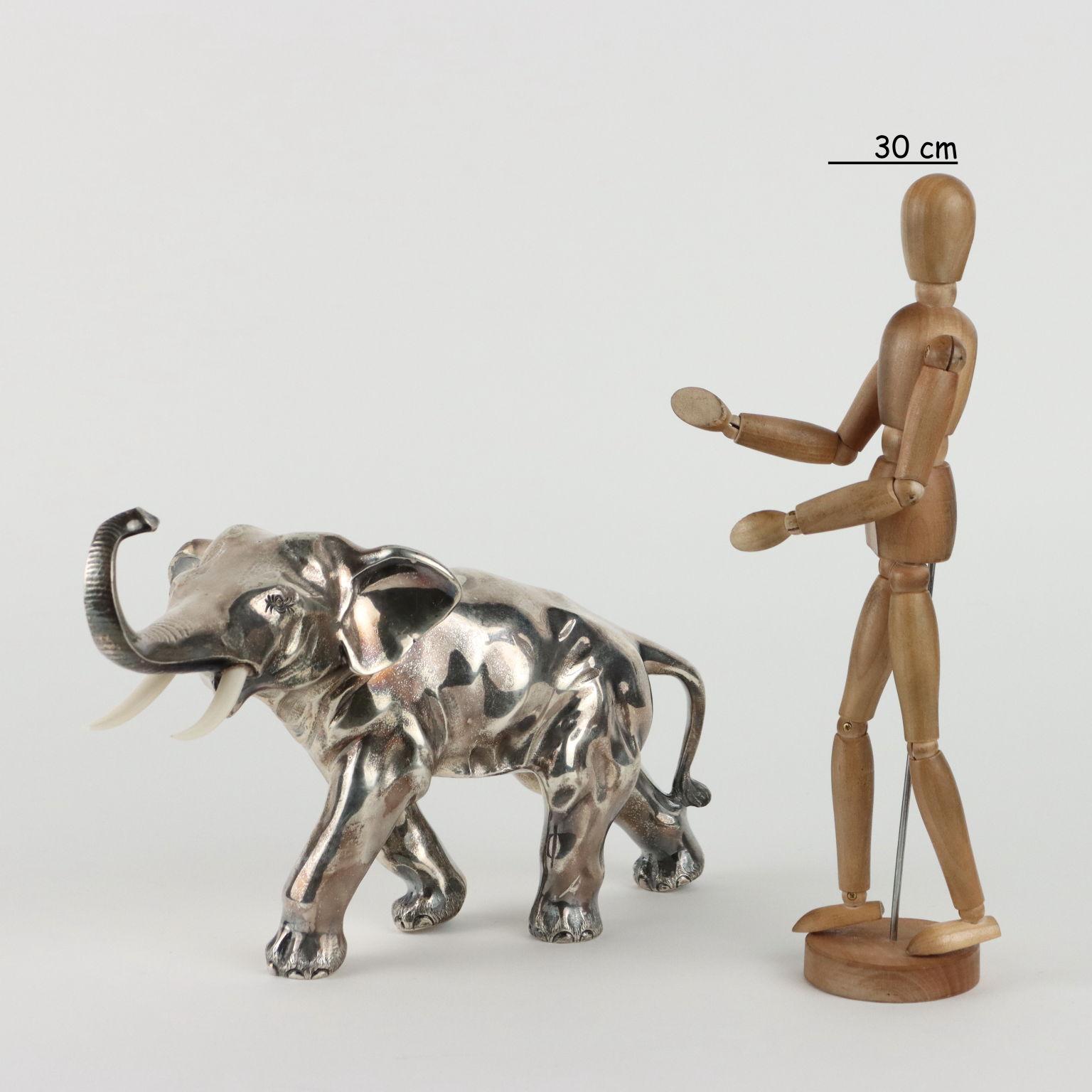 Elefante de plata finamente cincelado. Bajo un pie grabados sellos de fabricación y plata. Gramos 2855.