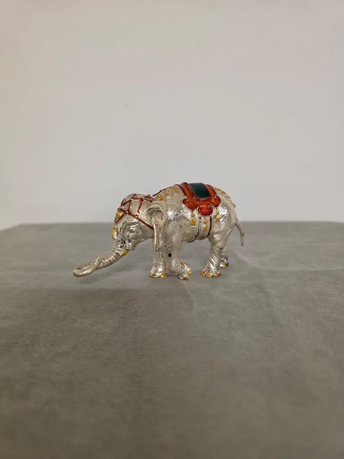 Raro elefante disegnato da Gene Moore per Tiffany & Co.

Prodotto per la serie Circus in argento sterling decorato a smalti.

Realizzato con meticolosità e una grande maestria che contraddistingue la manifattura di Tiffany.

La serie Circus fu'