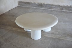 Table basse ronde unique Elefante en ciment par Studio Noon