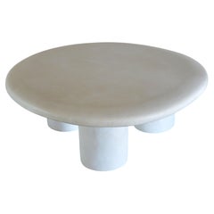 Table basse ronde unique Elefante en ciment par Studio Noon