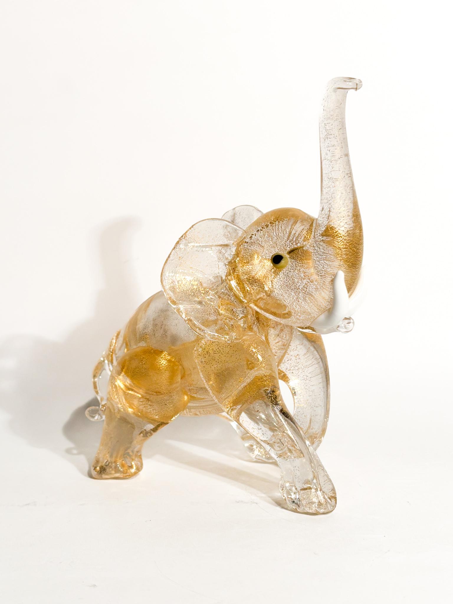 Sculpture d'un éléphant en verre de Murano et feuille d'or, attribuée à Ercole Barovier dans les années 1930

Ø cm 12,5 Ø cm 7 h cm 15

Ercole Barovier (1889 - 1974) a été l'un des verriers de Murano les plus influents et les plus novateurs du XXe