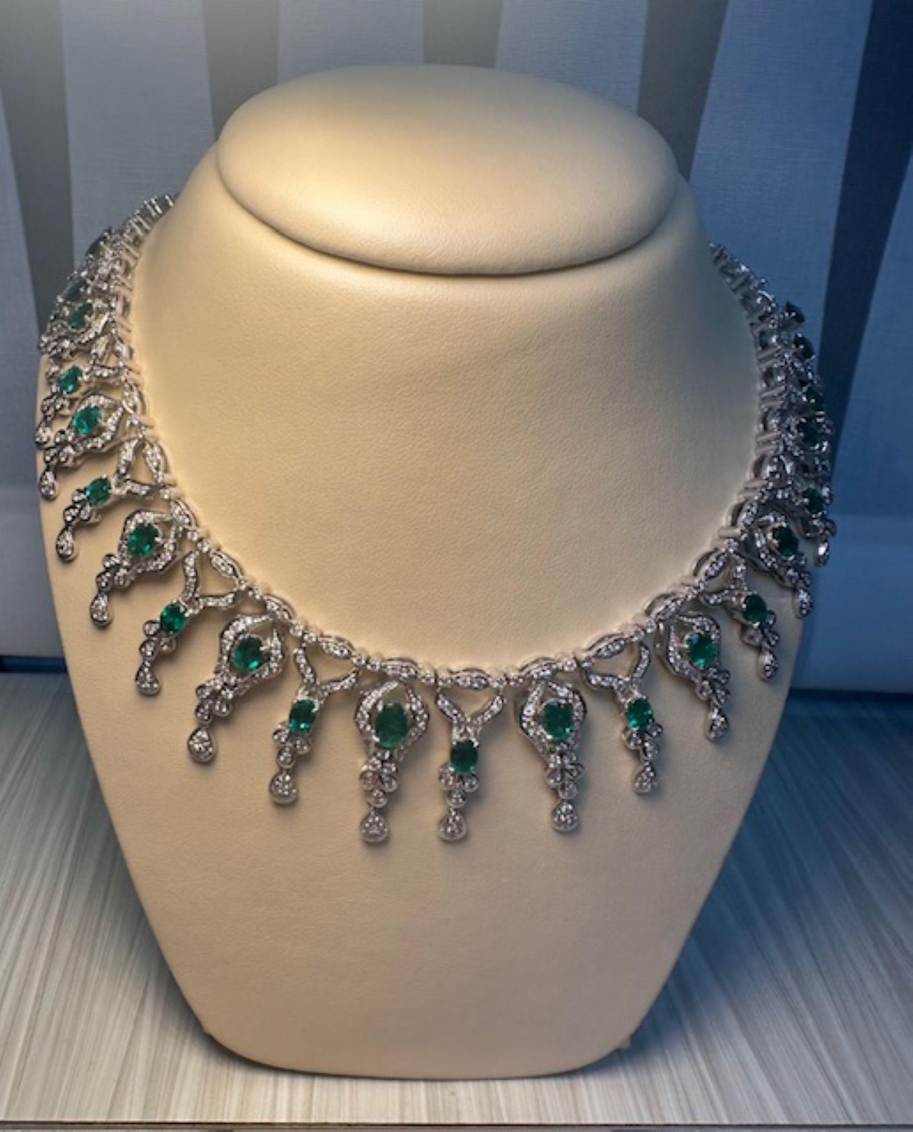 Eleganz in jedem Detail 
Hüllen Sie sich in Luxus mit diesem atemberaubenden Set aus Smaragd und Diamant mit 11,96 Karat. Das mit Präzision gefertigte Design zeichnet sich durch strahlend grüne Smaragde aus, die in ein kompliziertes Muster aus
