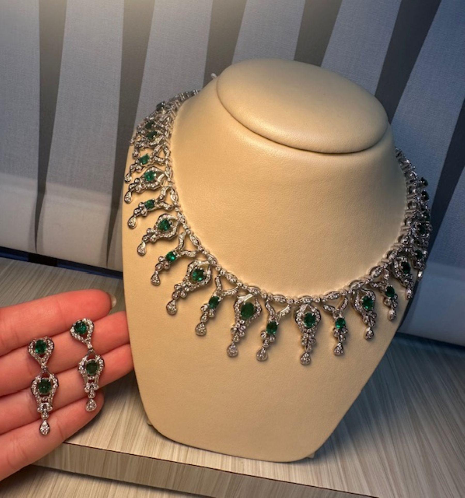 Elegance in Every Detail Smaragd-Halskette mit Diamanten passend zu den Ohrringen (Ovalschliff) im Angebot