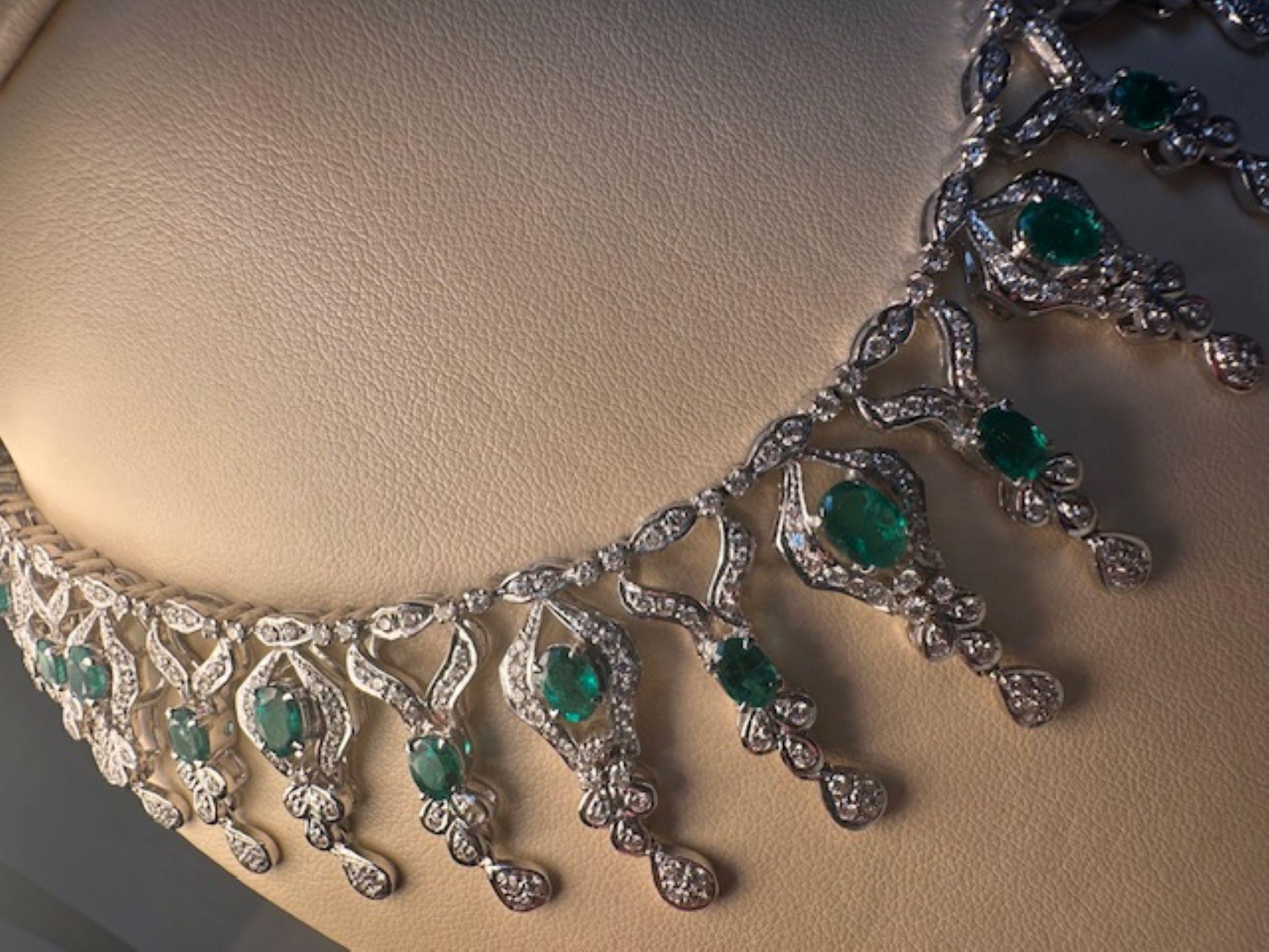 Elegance in Every Detail Smaragd-Halskette mit Diamanten passend zu den Ohrringen im Angebot 1