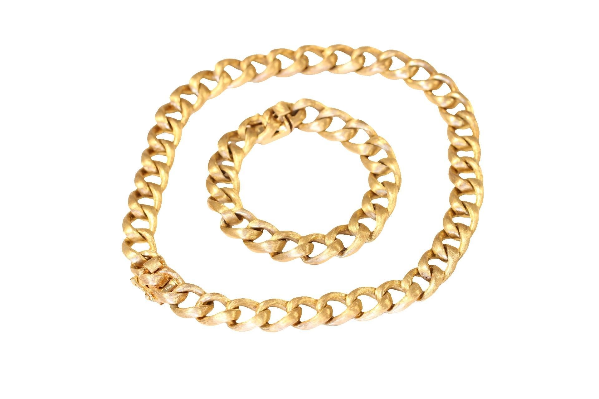Este impresionante conjunto de joyas incluye un collar y una pulsera bellamente elaborados, ambos de oro amarillo de 14 quilates. El distintivo diseño de la cadena entrelazada muestra una artesanía meticulosa, con cada eslabón cuidadosamente formado