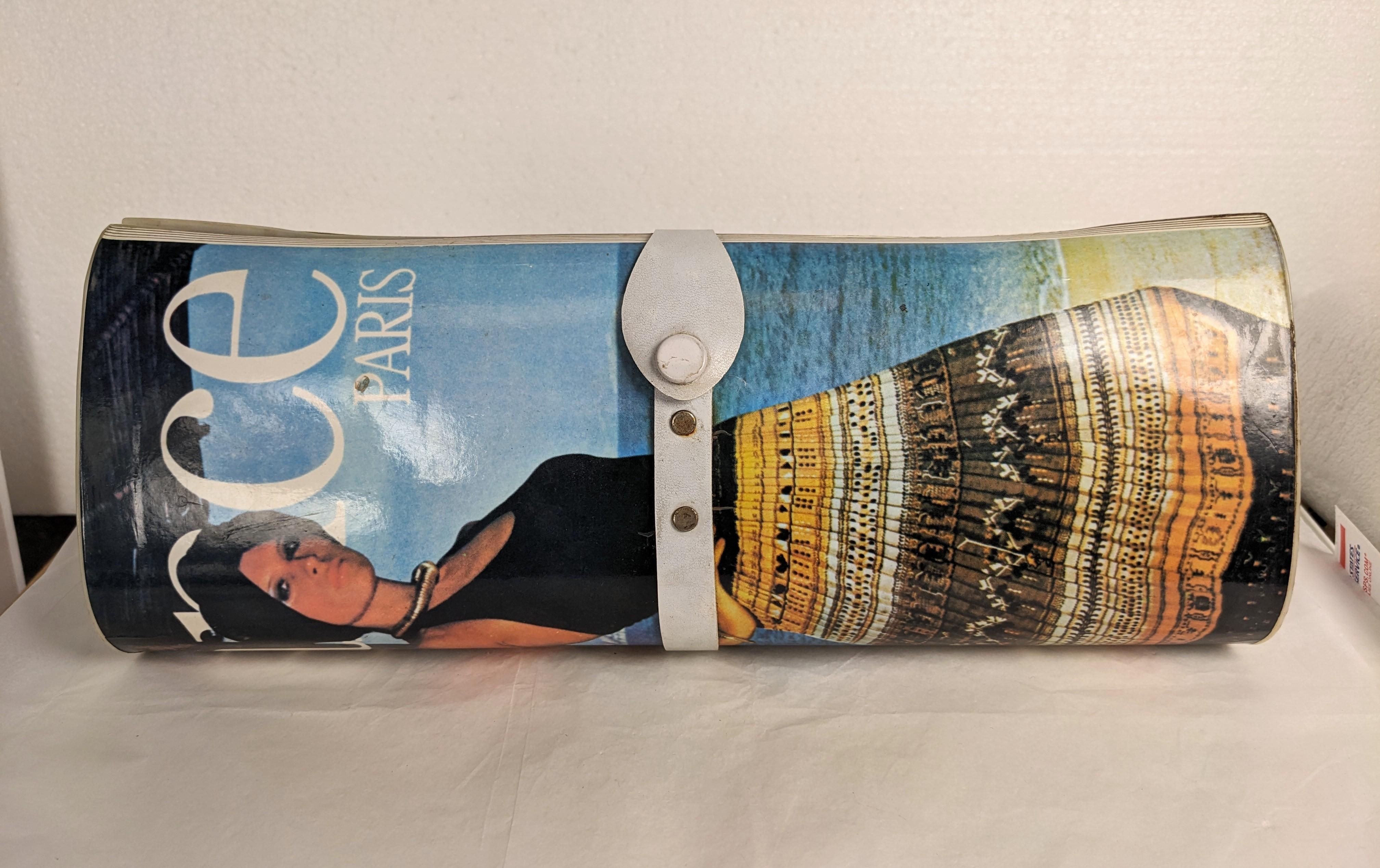 Pochette avec fermoir pour photo de magazine Paris Cool Elegance des années 1970. Grande taille. Fermeture par bouton-pression. 