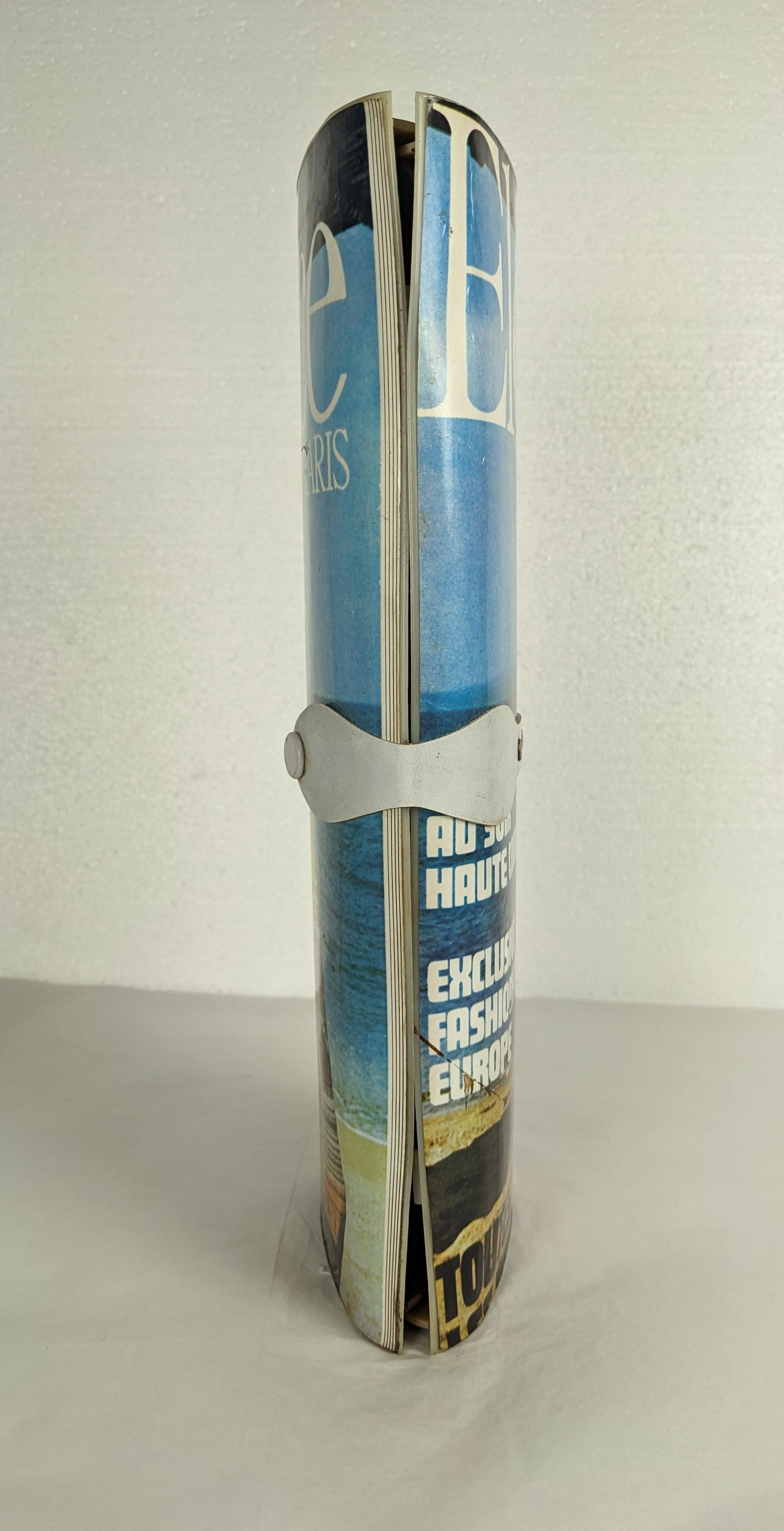 Pochette photo du magazine Elegance Bon état - En vente à New York, NY