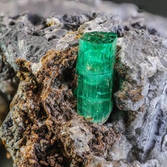 Elegancia de los Cristales de Esmeralda 201 gramos Con Matriz de Calcita de Afganistán