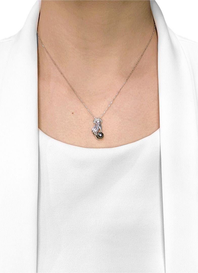 Découvrez une pièce captivante avec ce nouveau pendentif, méticuleusement réalisé en or blanc 18 carats rayonnant. Le pendentif est orné d'un motif manuel unique qui enveloppe délicatement une perle ronde des mers du Sud de 6,3 mm de diamètre,