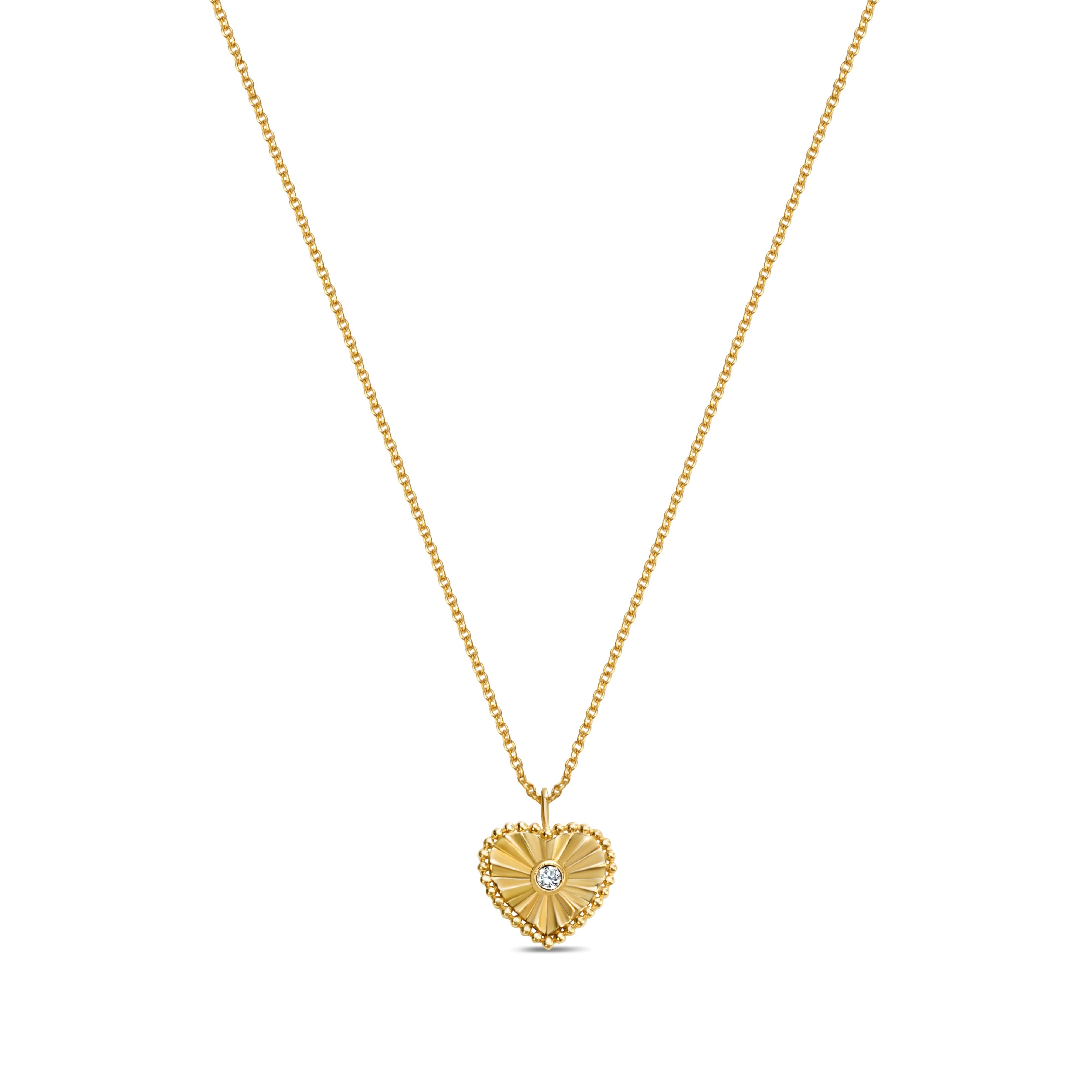 Collar de moda elaborado con oro amarillo de 14k, con diamantes redondos que suman 0,04 quilates. Estos diamantes tienen una graduación de color F-G, lo que significa que son casi incoloros y de excelente calidad, y una graduación de claridad SI