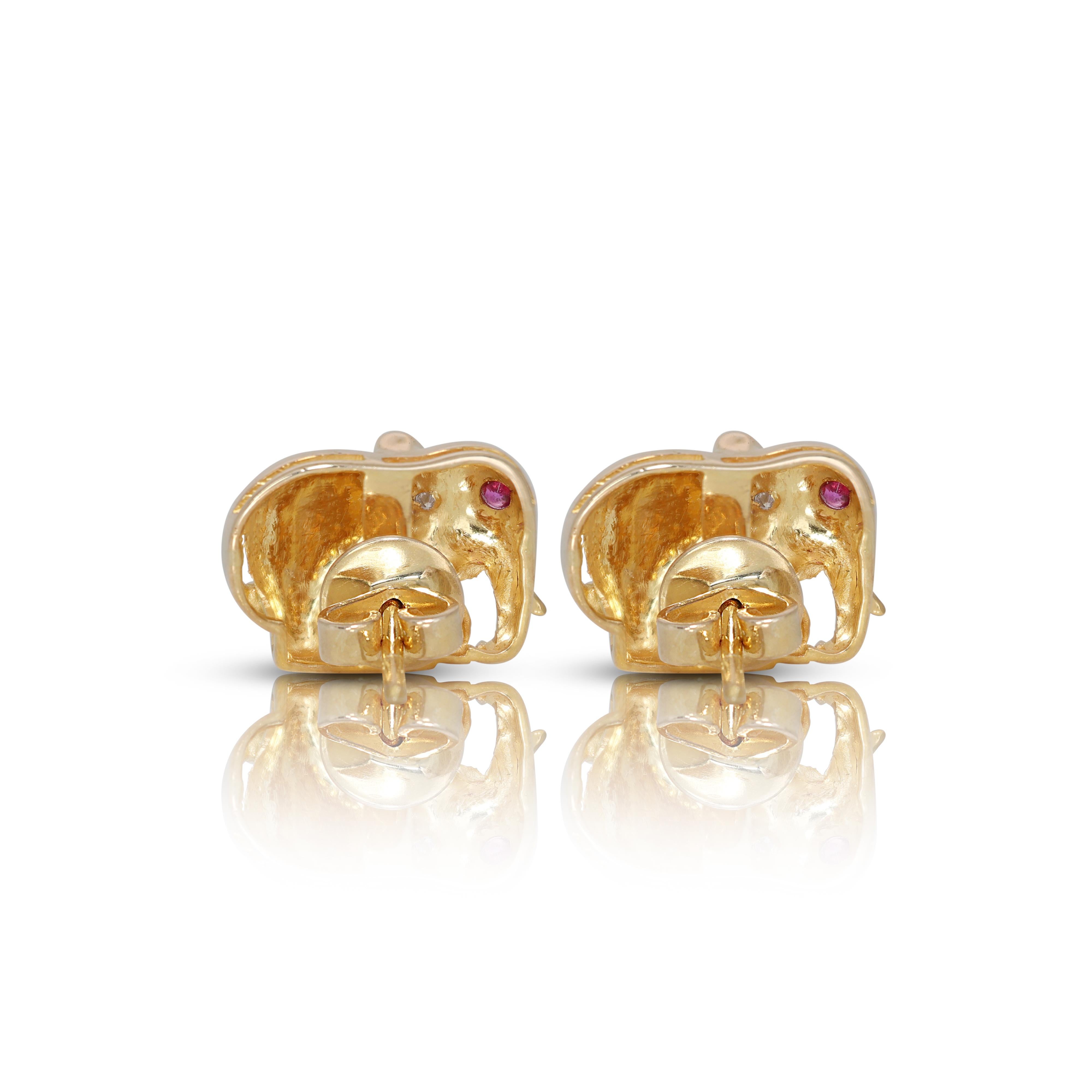 Elegant 0.07ct Diamond Elephant Stud Earrings with Rubies in 18K Yellow Gold In Excellent Condition For Sale In רמת גן, IL