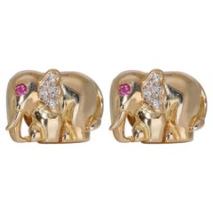 Élégantes clous d'oreilles éléphant en or jaune 18 carats avec rubis et diamants de 0,07 carat