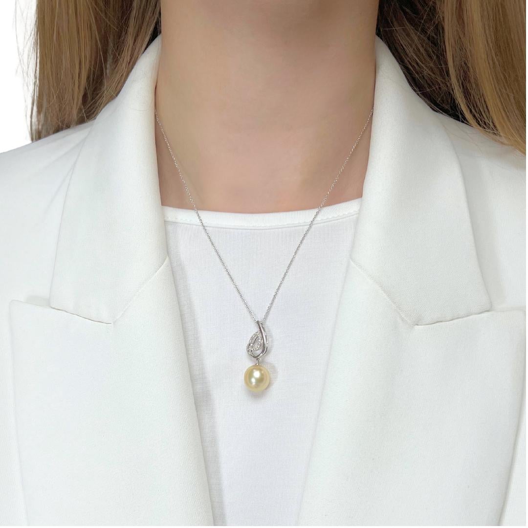 Elegant 0.07ct South Sea Cultured Pearl and Diamonds Necklace in 18k White Gold - GCI Certified

Embrace refined sophistication with this exquisite 18k white gold necklace, featuring a stunning South Sea cultured pearl as its centerpiece. The pearl,