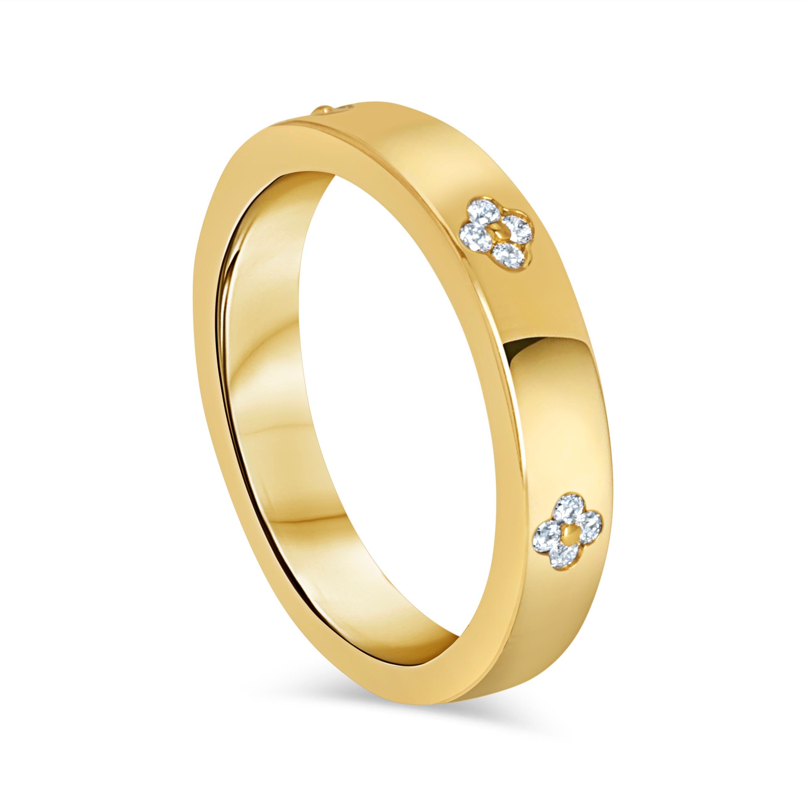 Anello fashion realizzato in oro giallo 14 carati con diamanti rotondi per un totale di 0,09 carati. Questi diamanti sono classificati F-G per quanto riguarda il colore, il che significa che sono quasi privi di colore e hanno una qualità eccellente.
