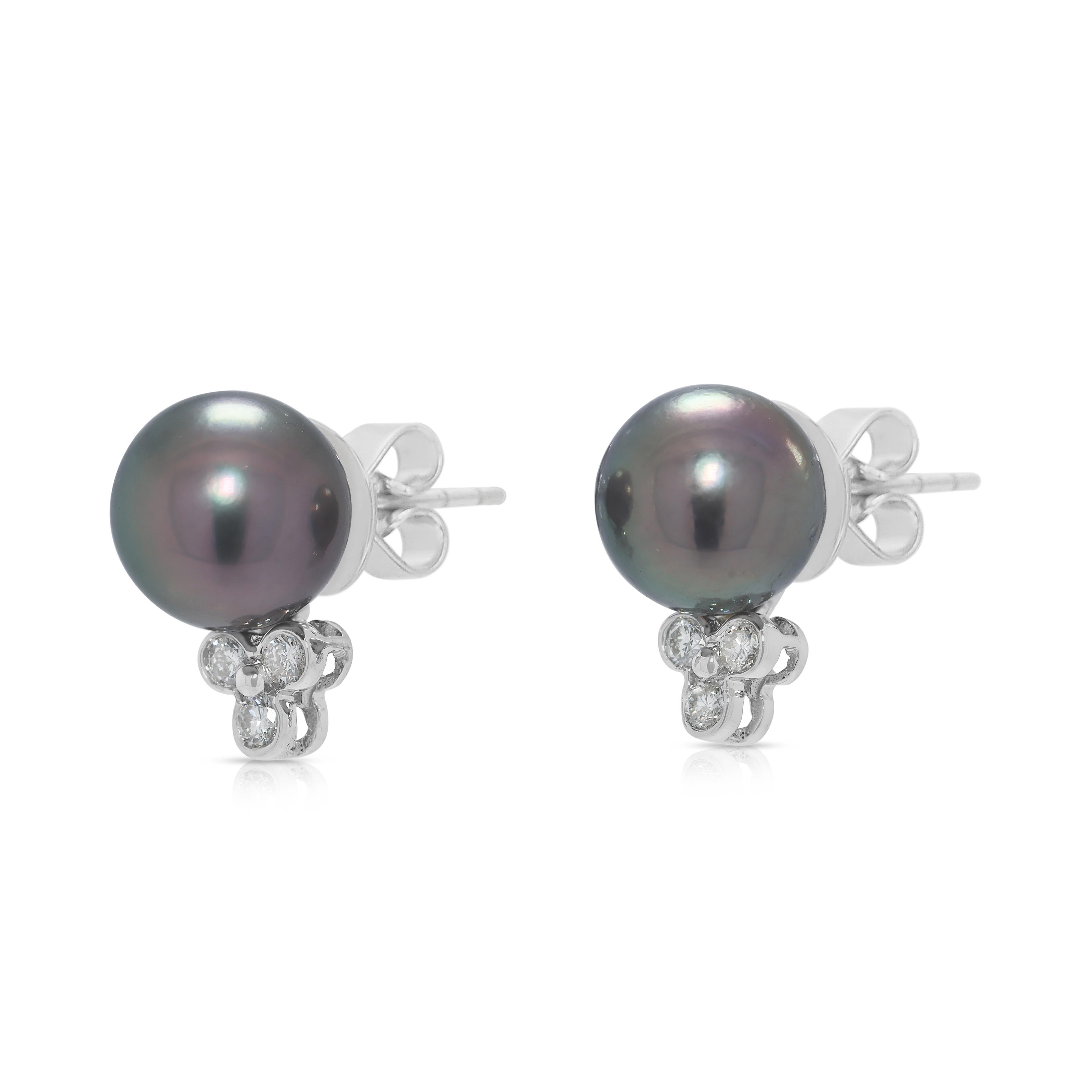 Eleganza degli orecchini con diamanti e perle d'acqua dolce da 0,12 carati in oro bianco 18 carati In condizioni ottime in vendita a רמת גן, IL