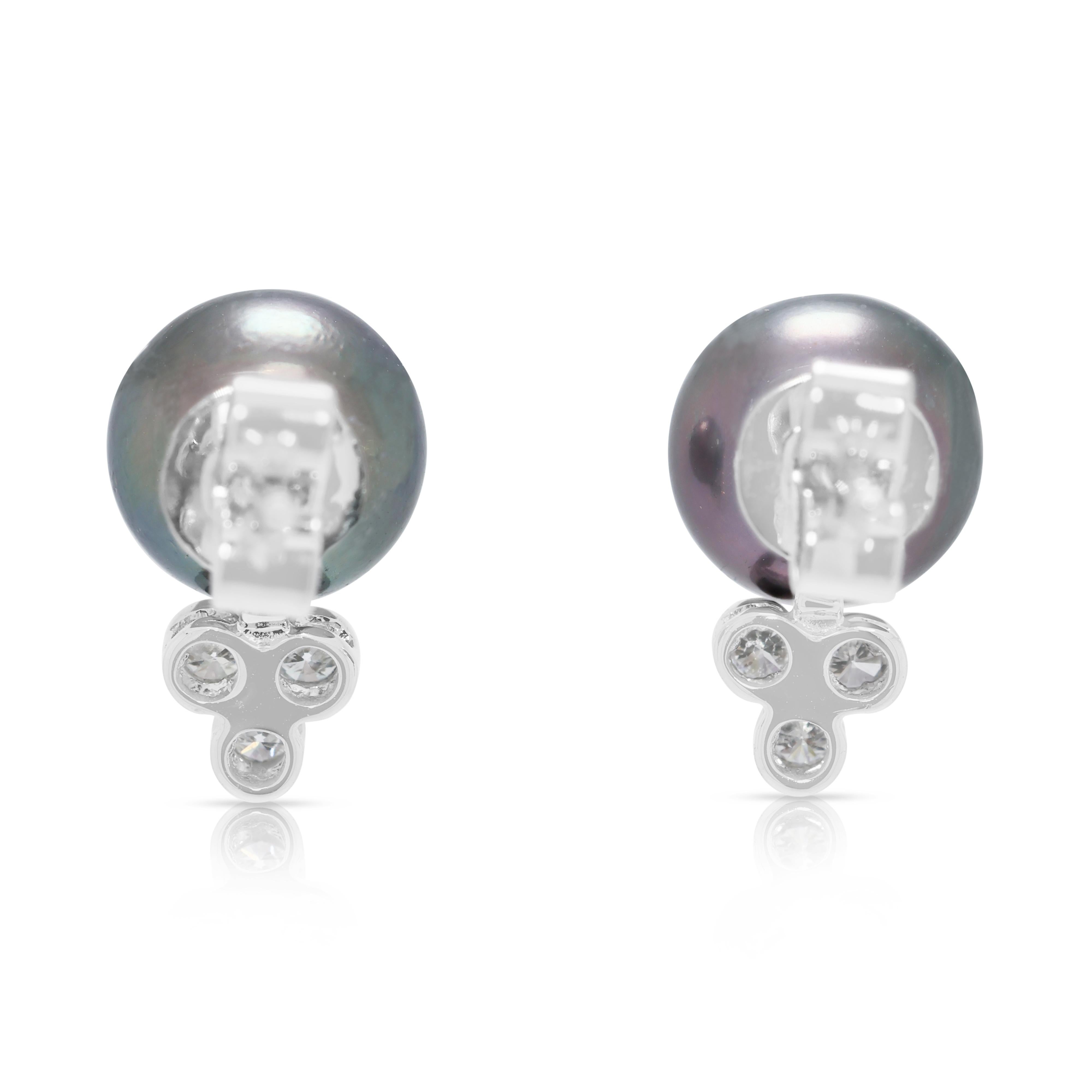 Eleganza degli orecchini con diamanti e perle d'acqua dolce da 0,12 carati in oro bianco 18 carati in vendita 2