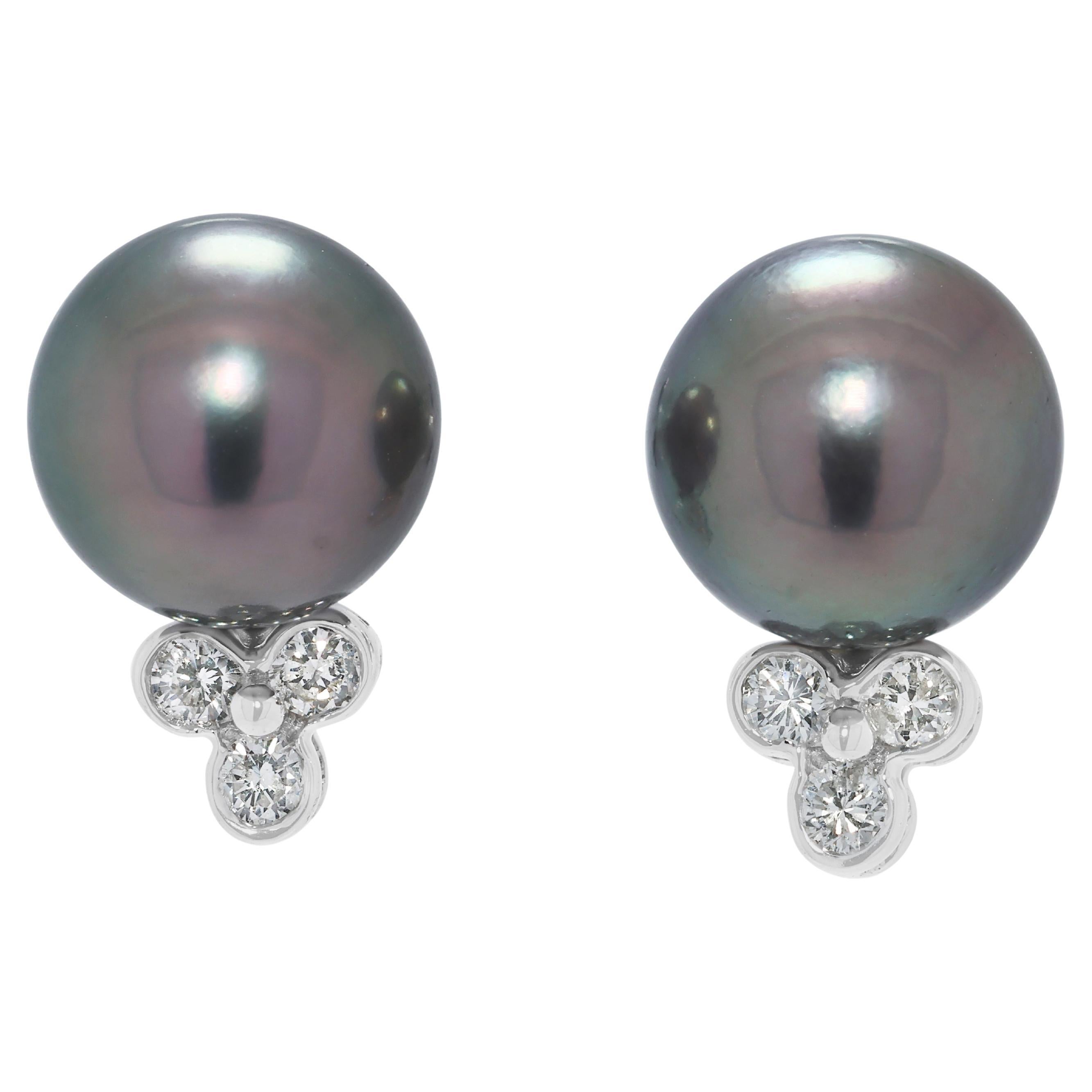 Eleganza degli orecchini con diamanti e perle d'acqua dolce da 0,12 carati in oro bianco 18 carati in vendita