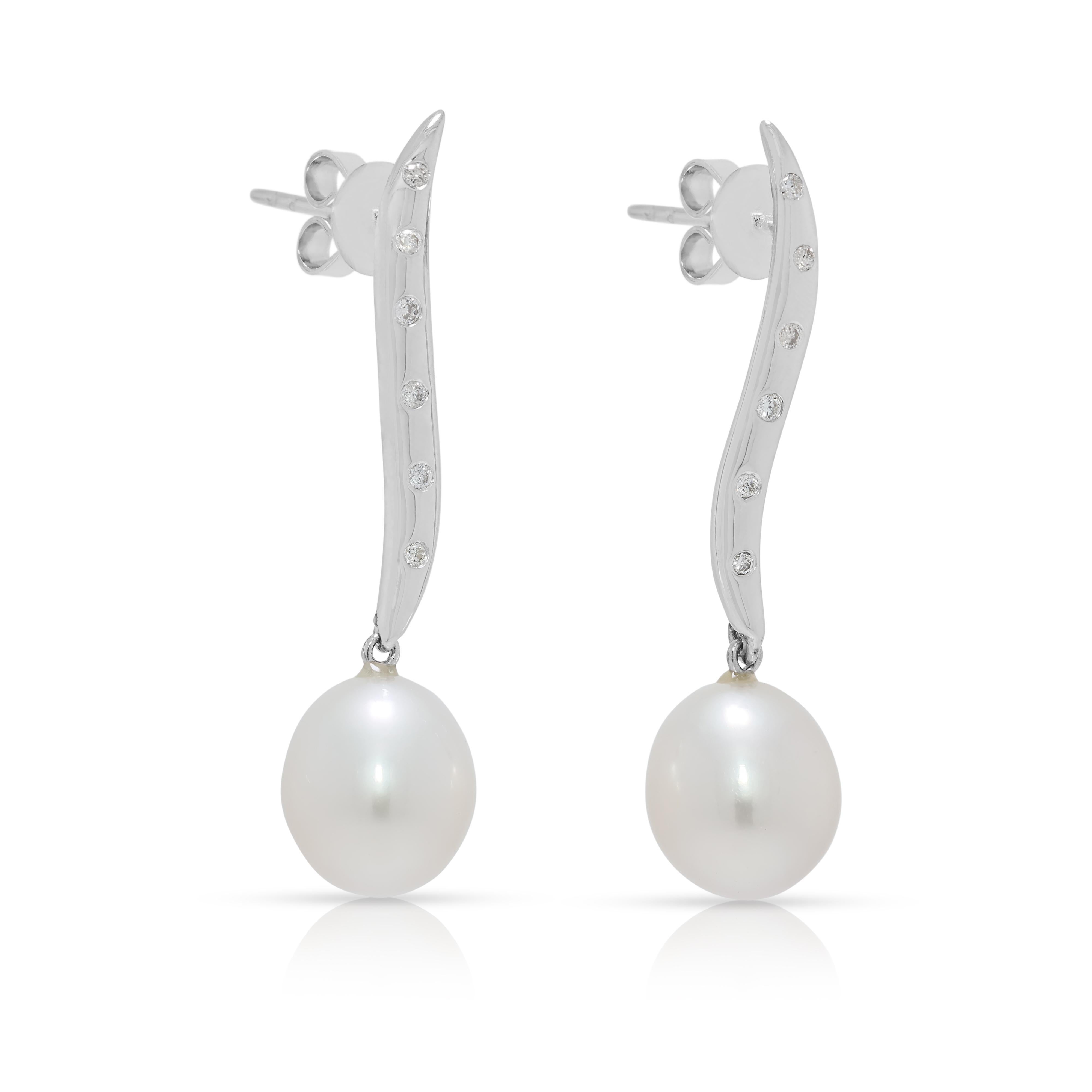 Taille ronde Elegant 0.12ct Diamond & South Sea Pearl Earrings in 18K White Gold (Boucles d'oreilles élégantes en or blanc 18 carats) en vente